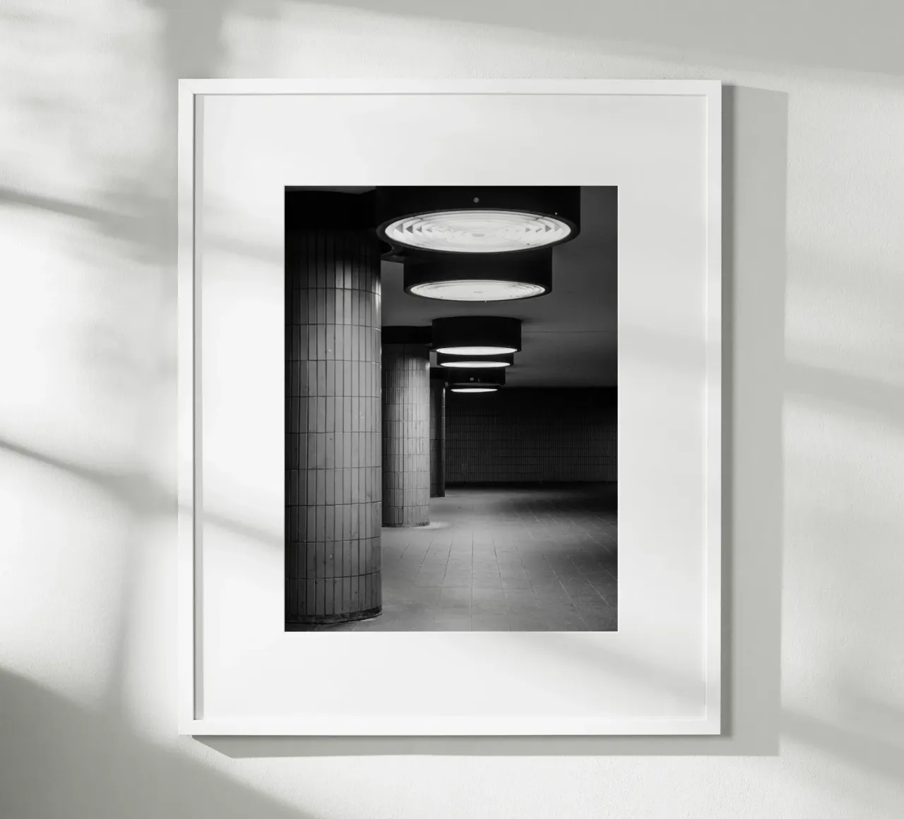 Foto in bianco e nero di Berlino: Gioco di ombre in un tunnel buio carta hahnemühle da Bold and Retro