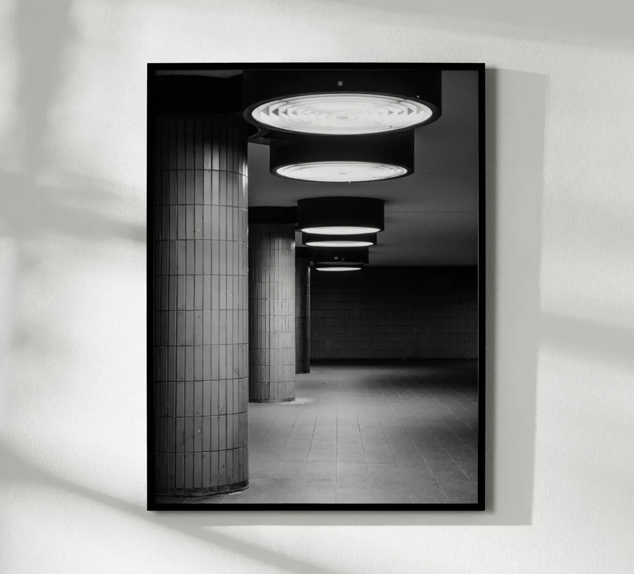 Foto in bianco e nero di Berlino: Gioco di ombre in un tunnel buio carta hahnemühle da Bold and Retro