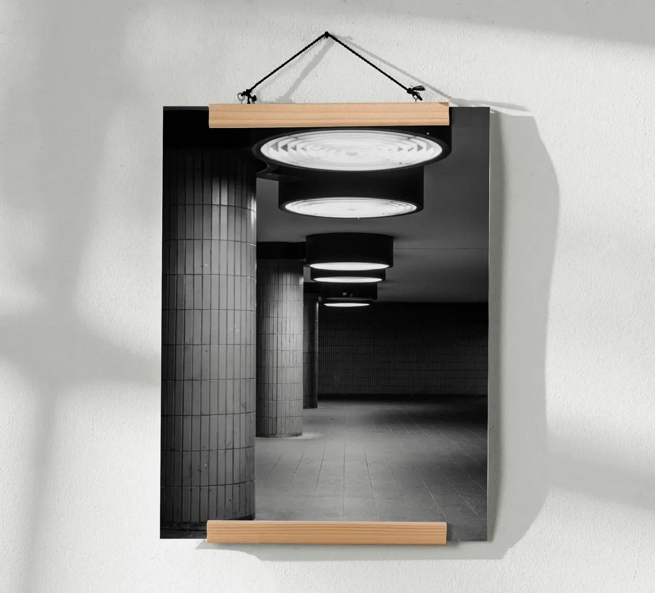 Foto in bianco e nero di Berlino: Gioco di ombre in un tunnel buio carta hahnemühle da Bold and Retro
