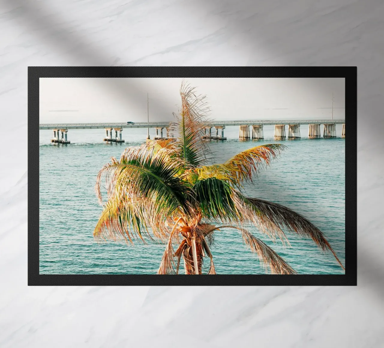Florida Keys, palmier tropical - vue sur l'océan et le pont paillasson de Bold and Retro