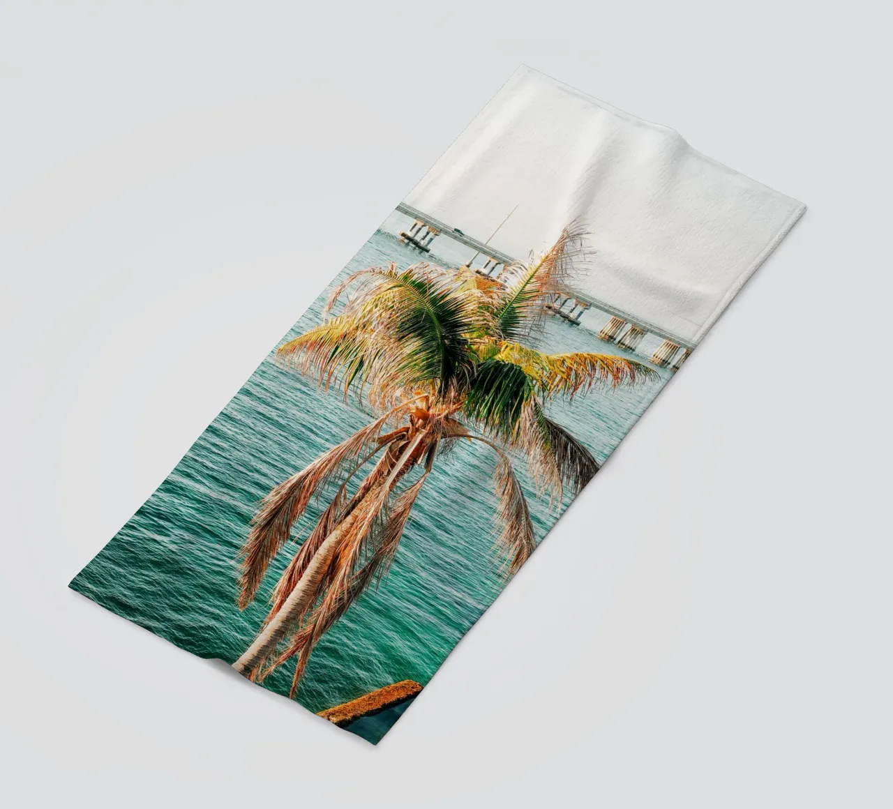 Florida Keys, palmier tropical - vue sur l'océan et le pont serviette de plage de Bold and Retro