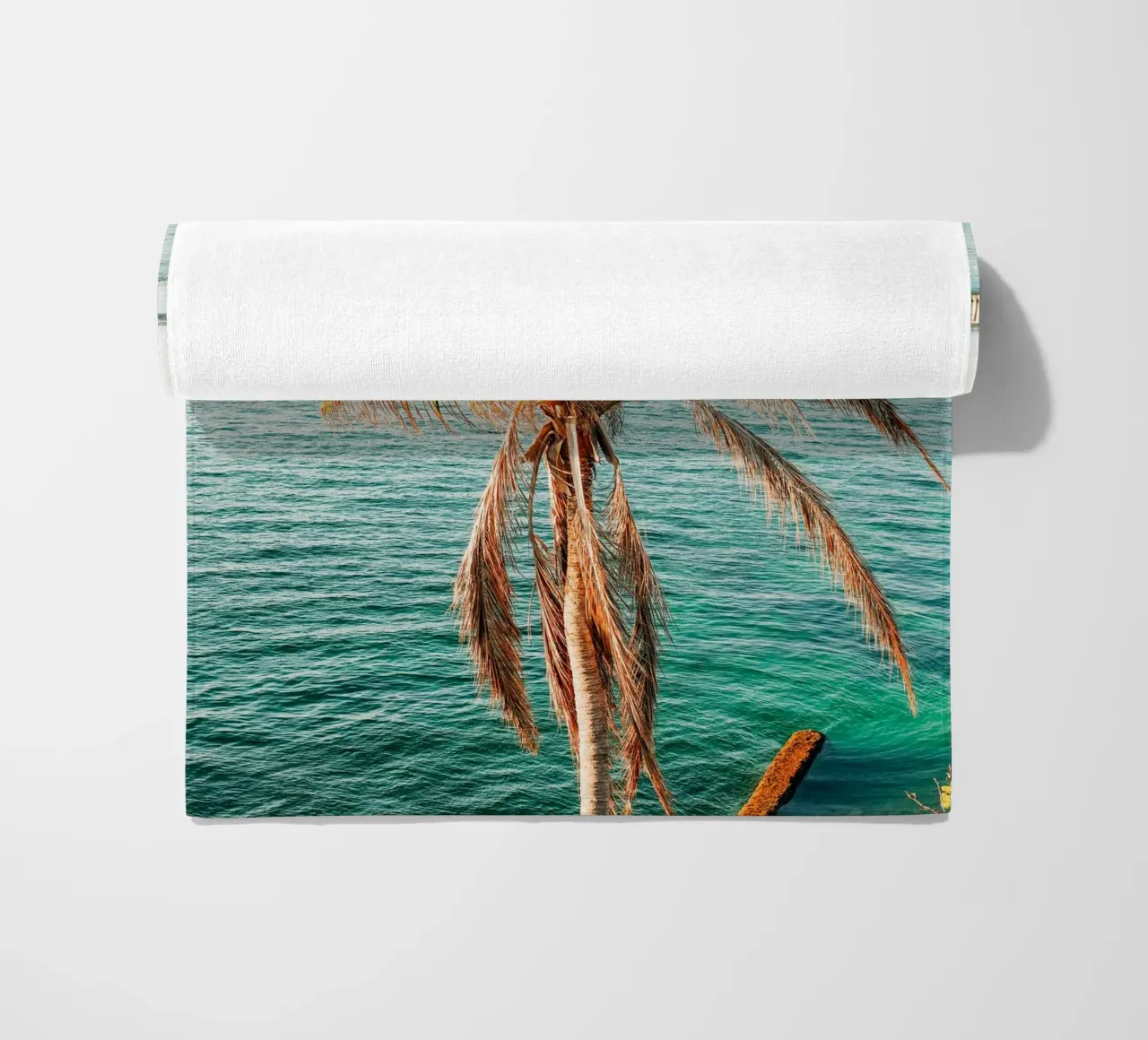 Florida Keys, palmier tropical - vue sur l'océan et le pont serviette de plage de Bold and Retro