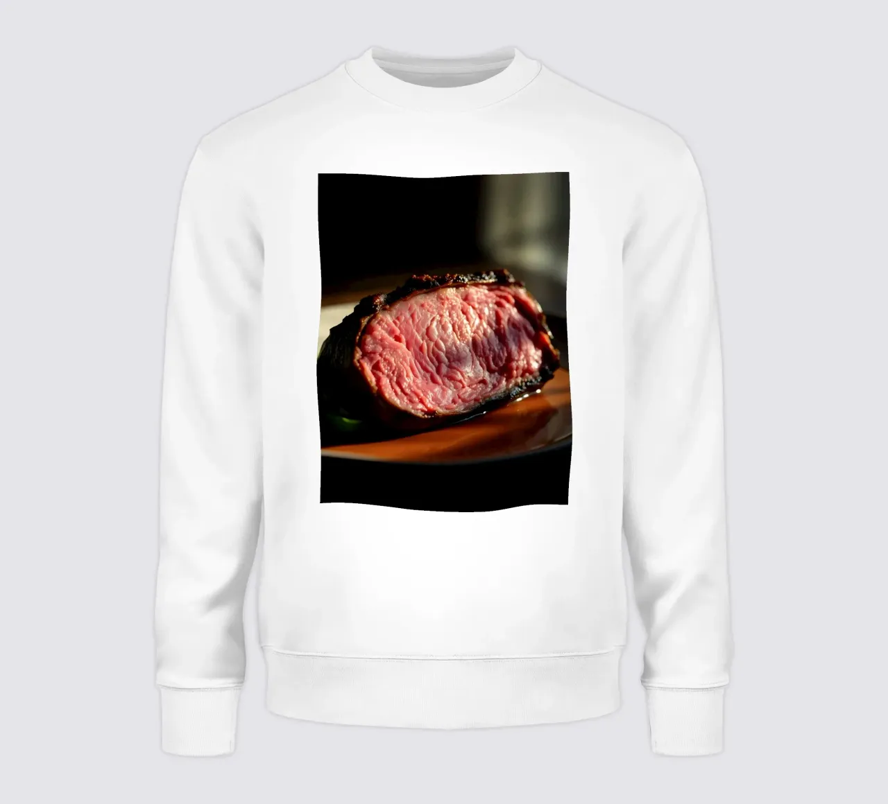 Bistecca di media cottura perfettamente cotta e servita su un piatto scuro felpa da DesignDoodle