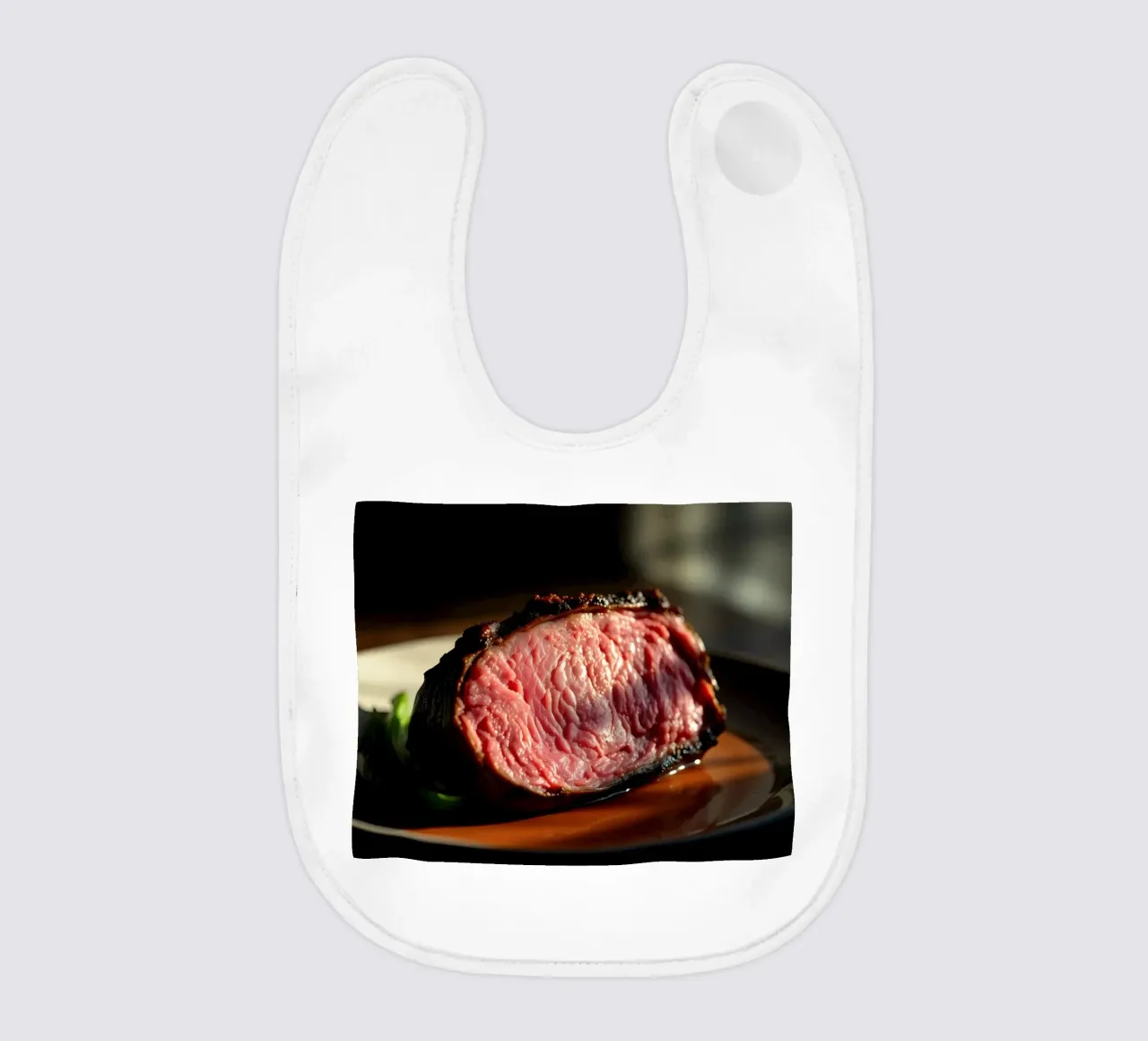 Bistecca di media cottura perfettamente cotta e servita su un piatto scuro bavaglino da DesignDoodle
