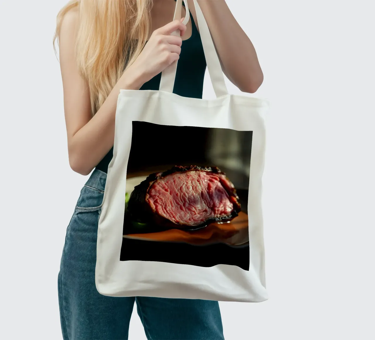 Bistecca di media cottura perfettamente cotta e servita su un piatto scuro borsa in juta da DesignDoodle