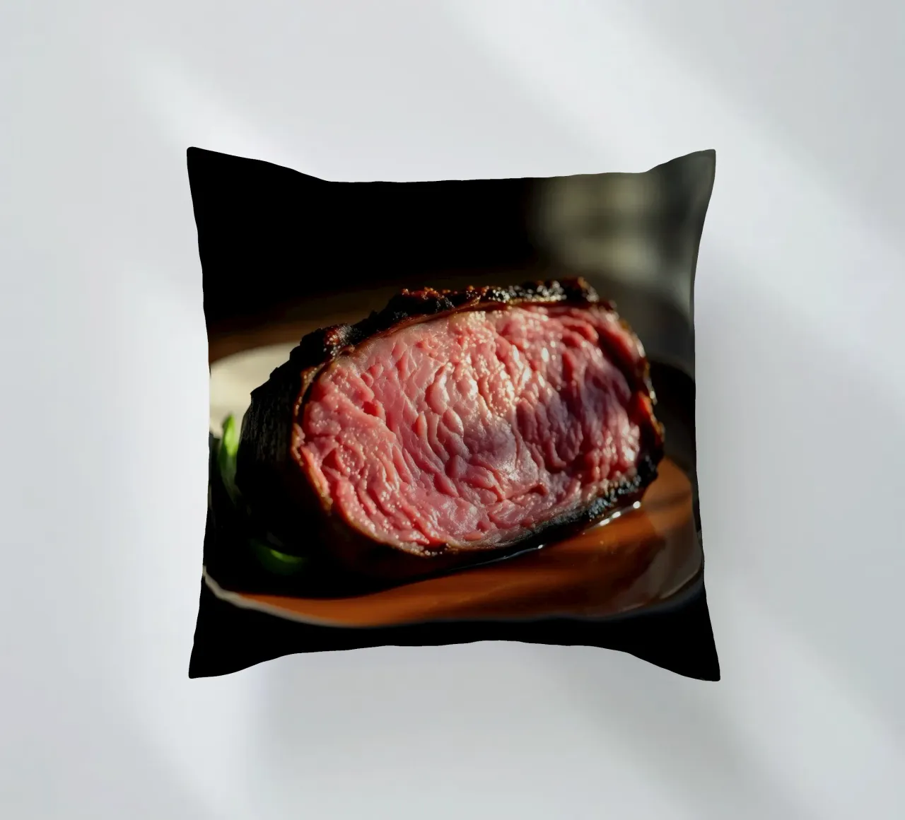 Bistecca di media cottura perfettamente cotta e servita su un piatto scuro cuscino da DesignDoodle
