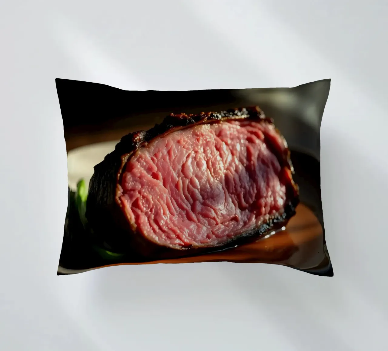 Bistecca di media cottura perfettamente cotta e servita su un piatto scuro cuscino da DesignDoodle