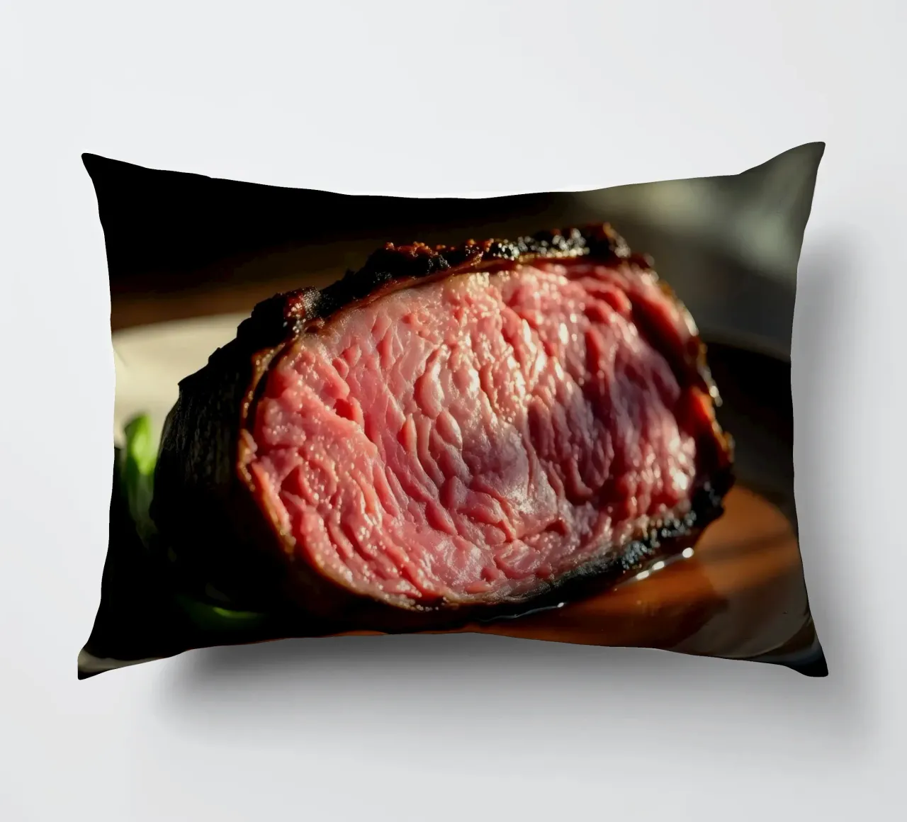 Bistecca di media cottura perfettamente cotta e servita su un piatto scuro cuscino da DesignDoodle
