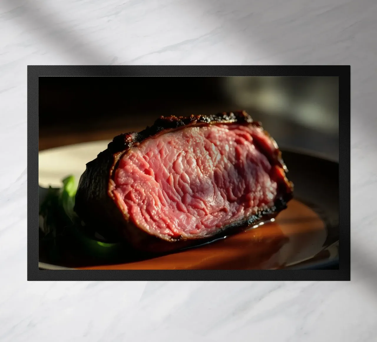 Bistecca di media cottura perfettamente cotta e servita su un piatto scuro zerbino da DesignDoodle