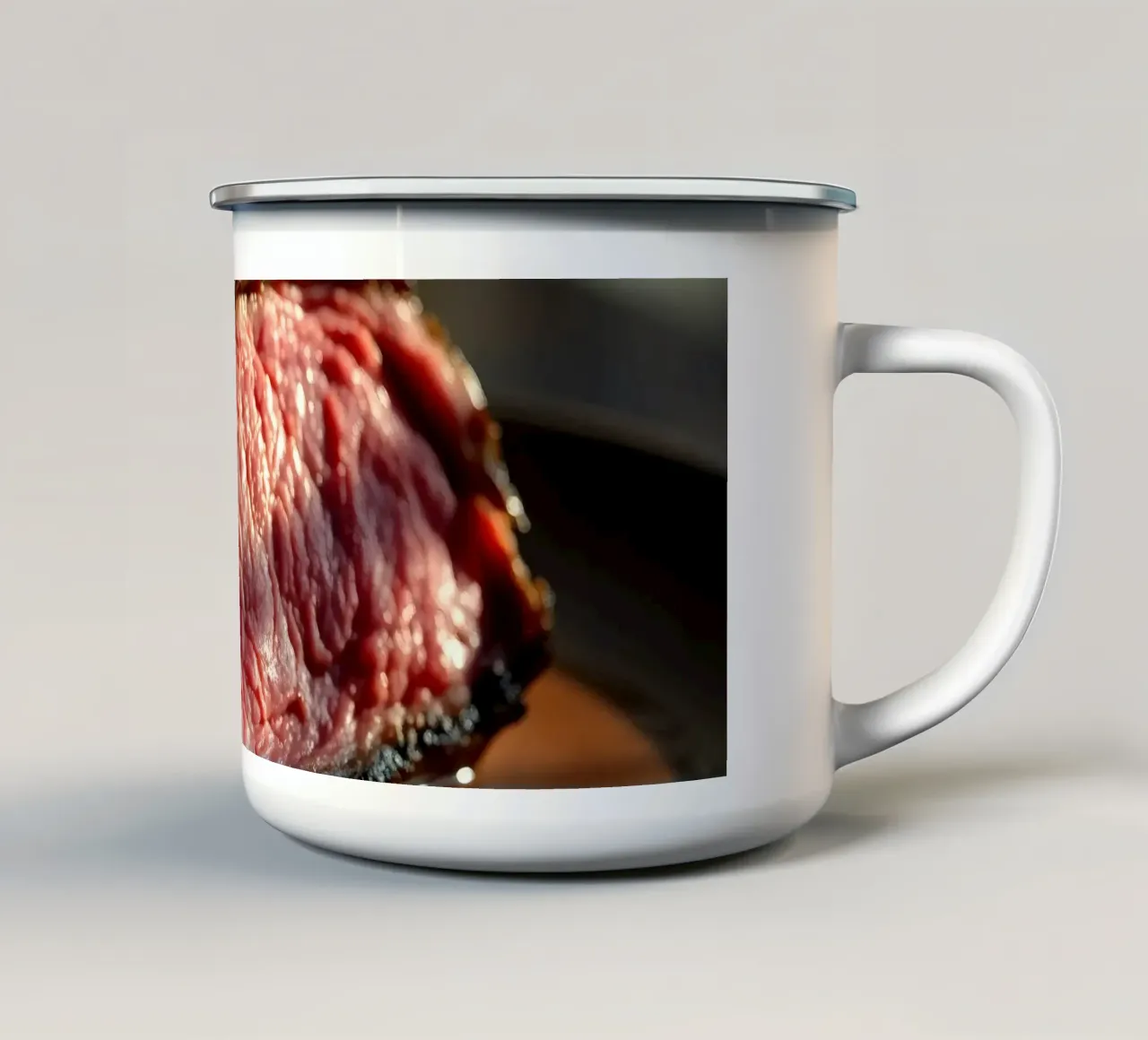 Bistecca di media cottura perfettamente cotta e servita su un piatto scuro tazza in smalto da DesignDoodle