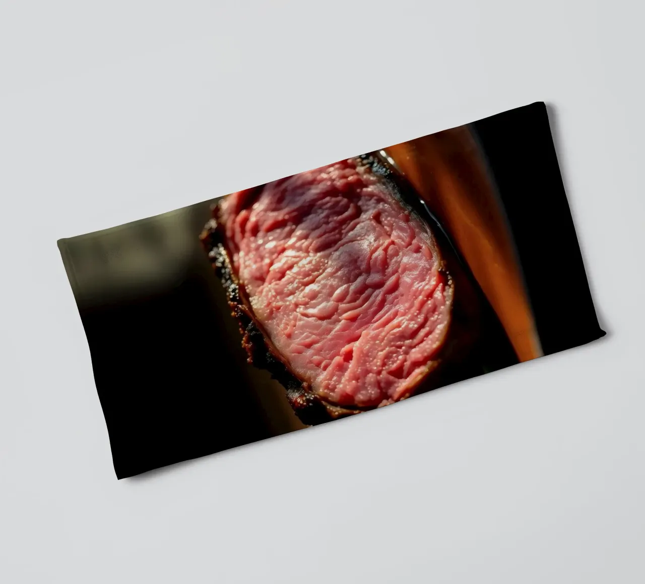 Bistecca di media cottura perfettamente cotta e servita su un piatto scuro asciugamano da bagno da DesignDoodle