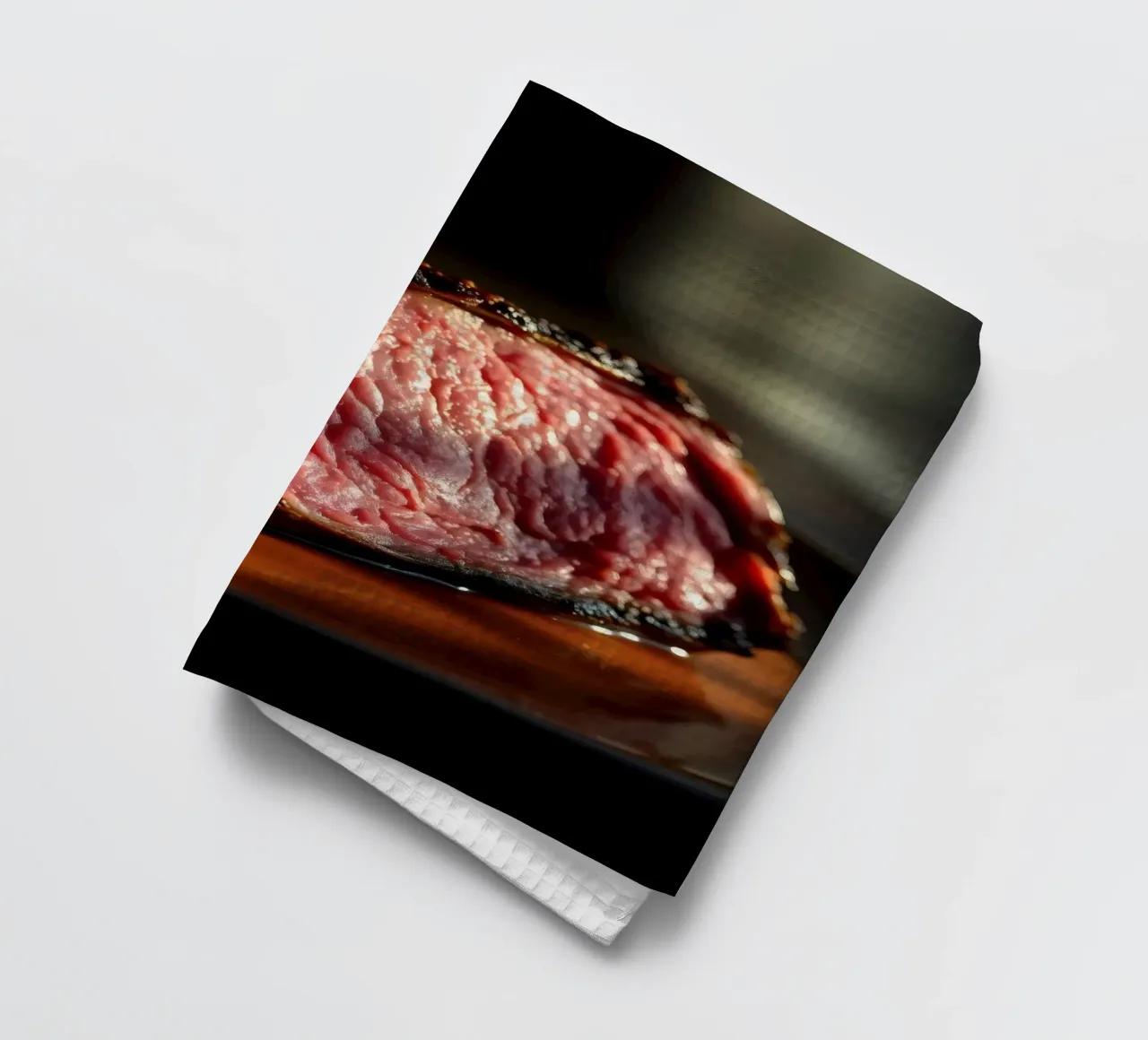 Bistecca di media cottura perfettamente cotta e servita su un piatto scuro canovaccio da cucina da DesignDoodle