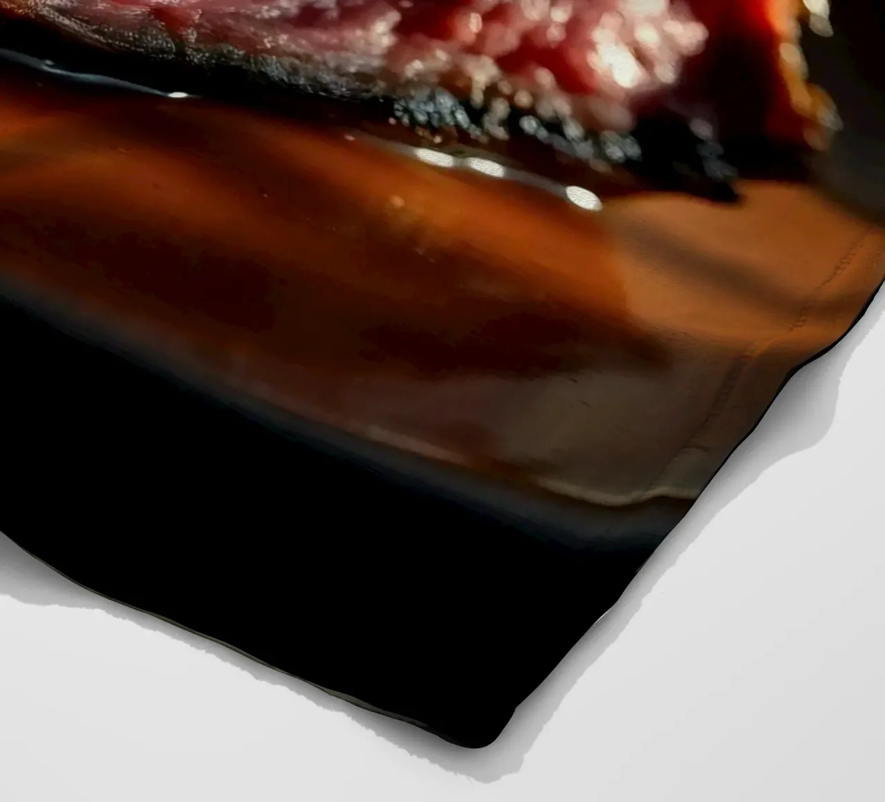 Bistecca di media cottura perfettamente cotta e servita su un piatto scuro coperta in pile da DesignDoodle