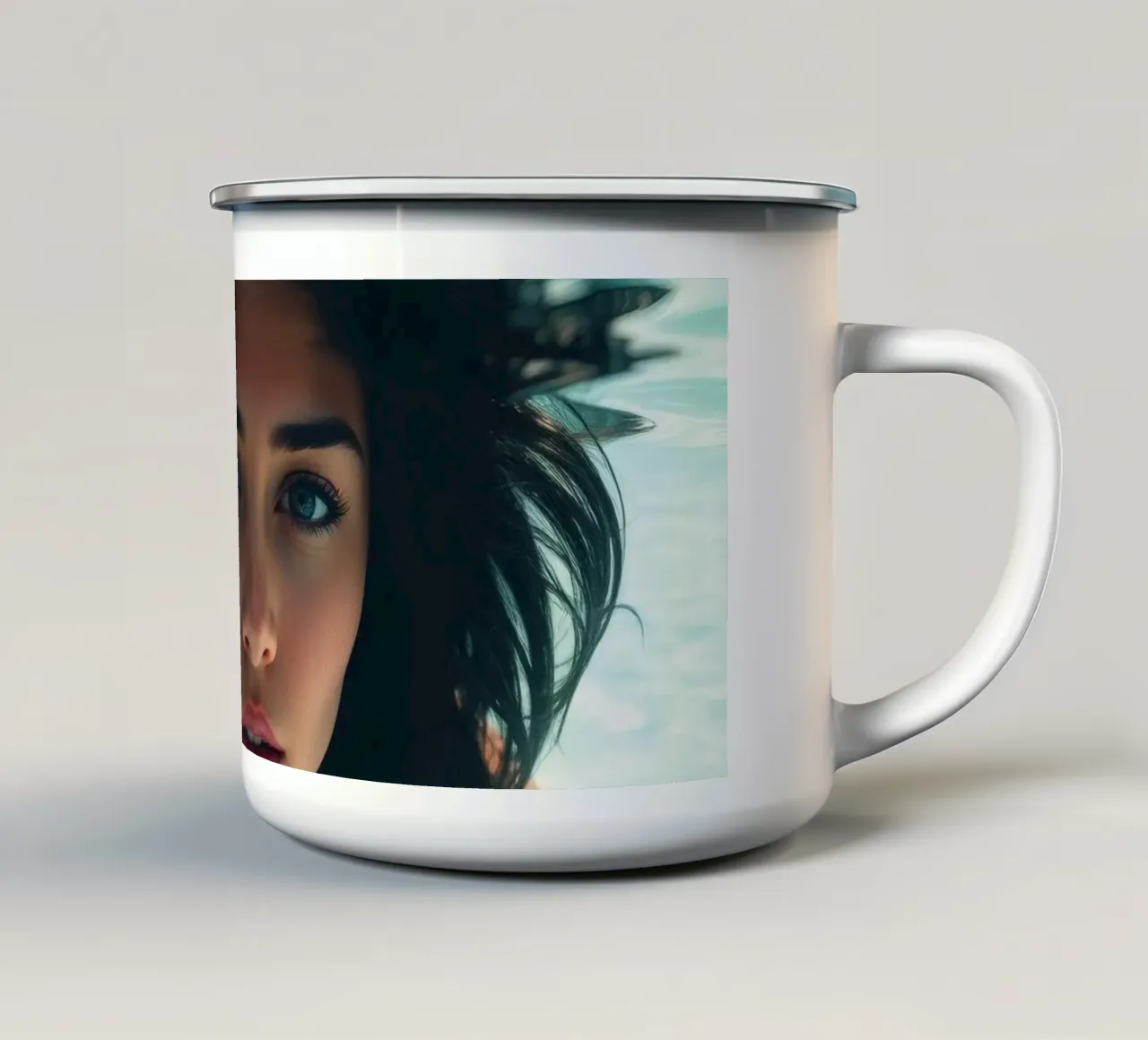 Donna che nuota sott'acqua in una piscina trasparente tazza in smalto da DesignDoodle