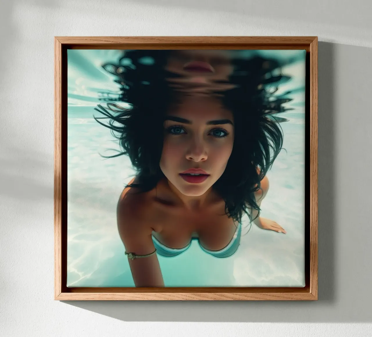 Donna che nuota sott'acqua in una piscina trasparente tela con Cornice a cassetta da DesignDoodle