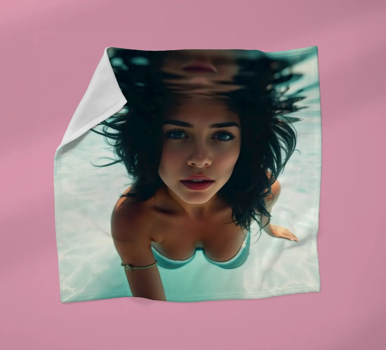 Donna che nuota sott'acqua in una piscina trasparente coperta in pile da DesignDoodle