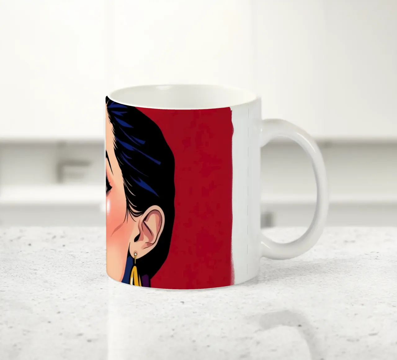 Ritratto elegante di una donna con trucco e accessori audaci tazza in ceramica da DesignDoodle