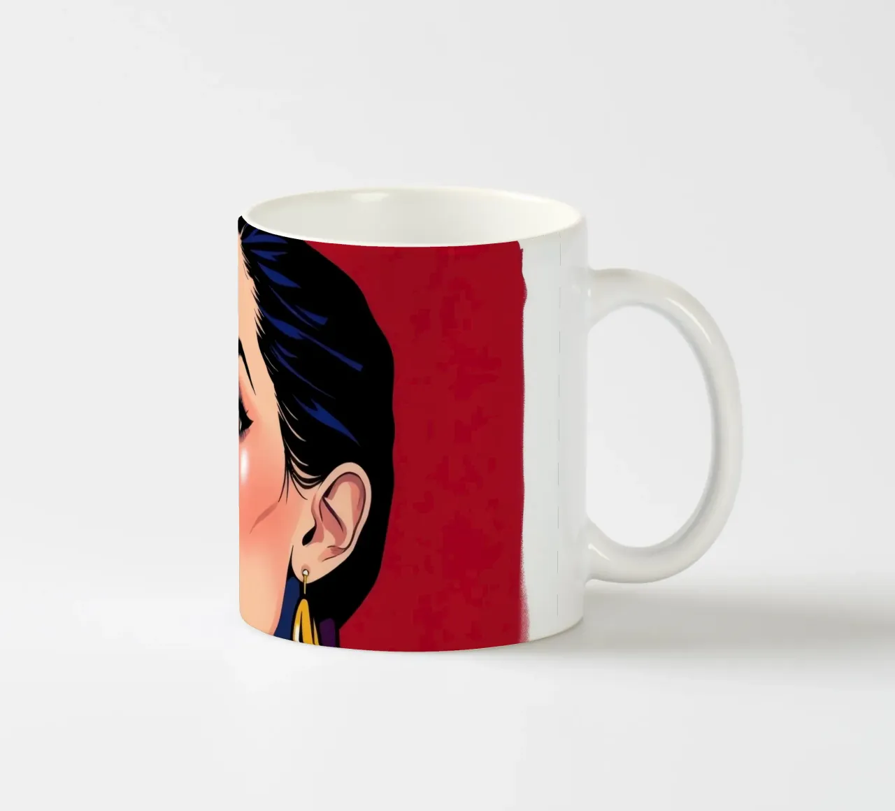 Ritratto elegante di una donna con trucco e accessori audaci tazza in ceramica da DesignDoodle
