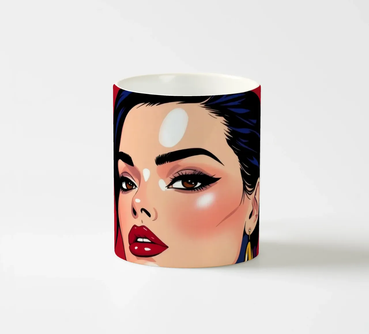 Ritratto elegante di una donna con trucco e accessori audaci tazza in ceramica da DesignDoodle