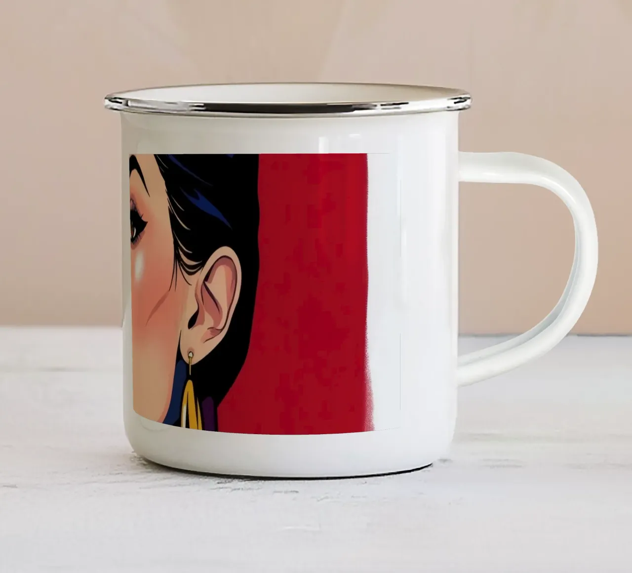 Ritratto elegante di una donna con trucco e accessori audaci tazza in smalto da DesignDoodle