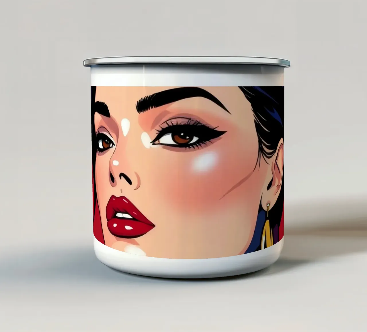 Ritratto elegante di una donna con trucco e accessori audaci tazza in smalto da DesignDoodle