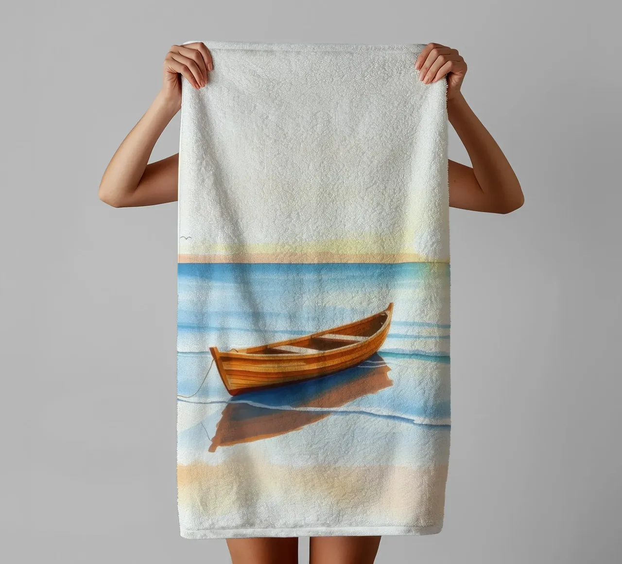 Houten boot rustend op kalme zeekust tijdens zonsondergang badhanddoek van DesignDoodle