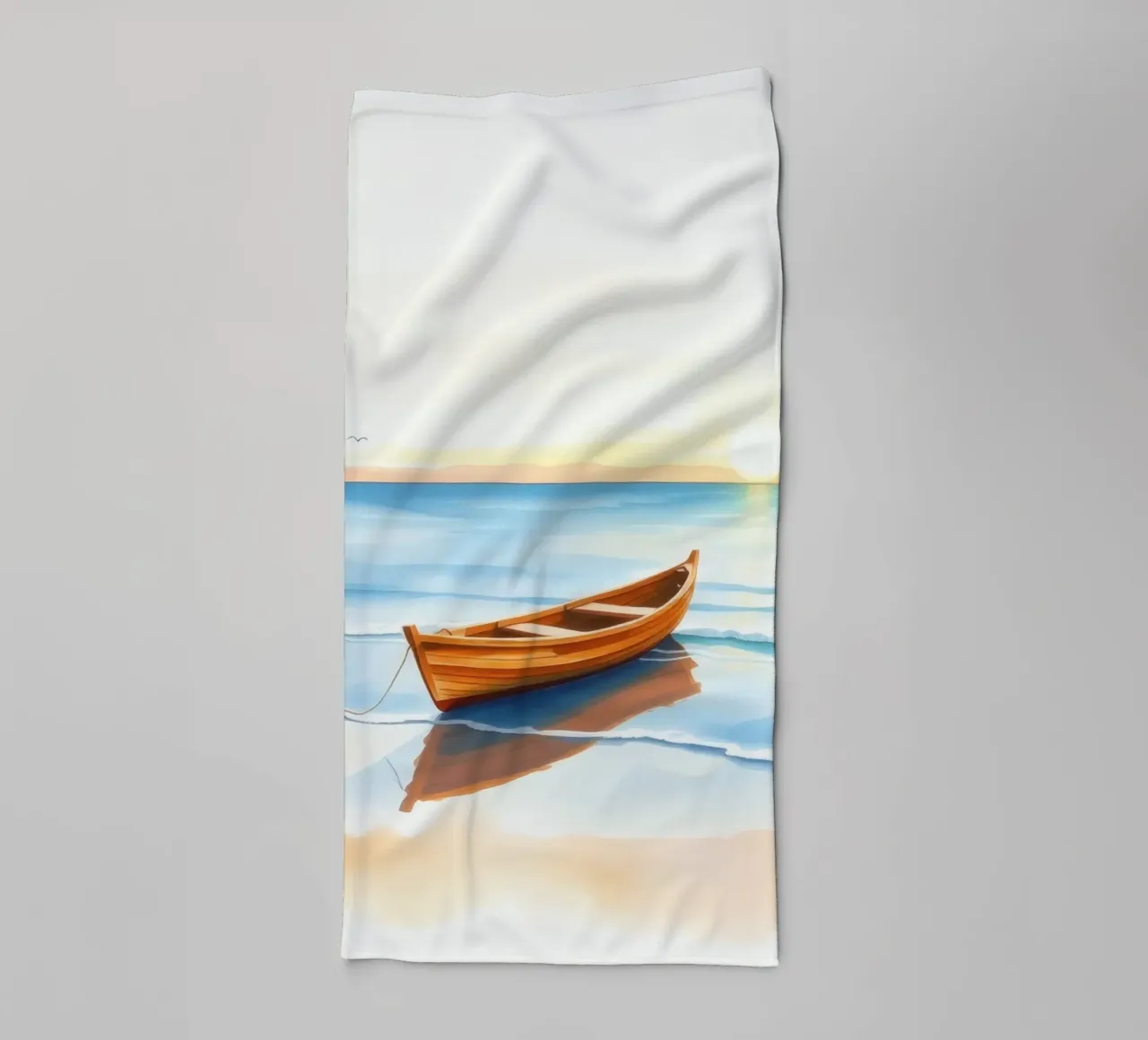 Houten boot rustend op kalme zeekust tijdens zonsondergang badhanddoek van DesignDoodle