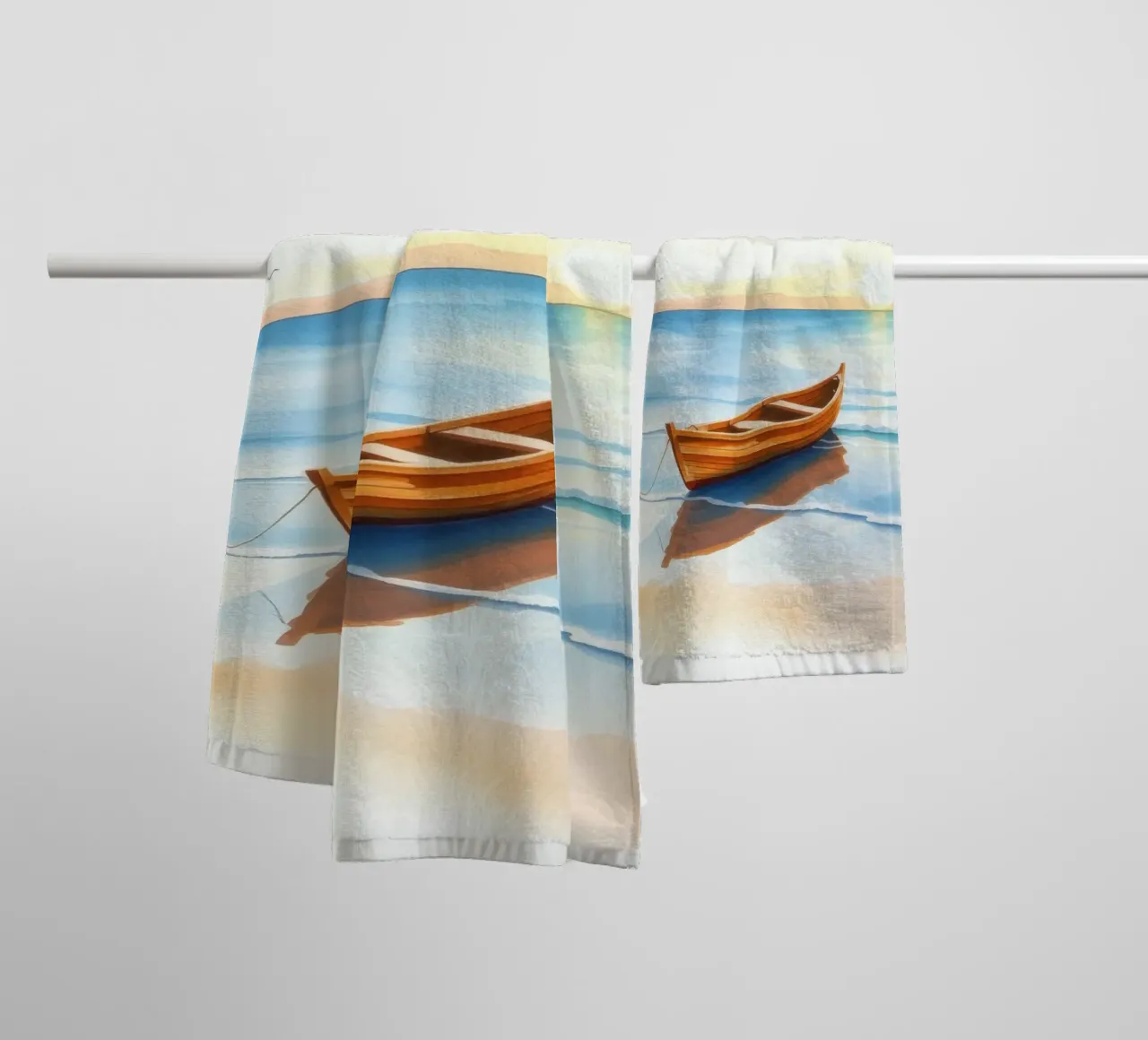 Houten boot rustend op kalme zeekust tijdens zonsondergang badhanddoek van DesignDoodle