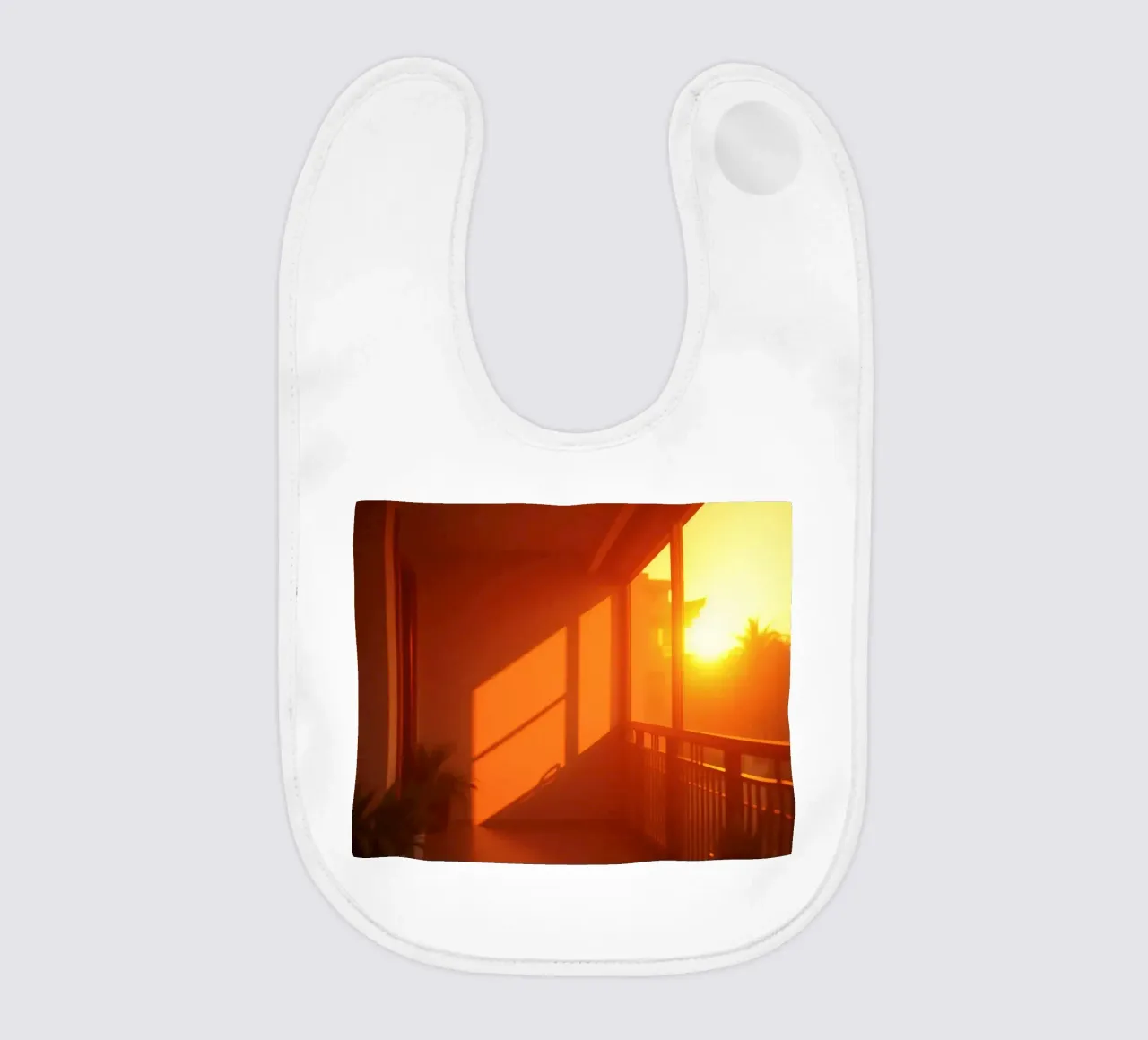 Il tramonto proietta una calda luce arancione sul balcone con le piante bavaglino da DesignDoodle