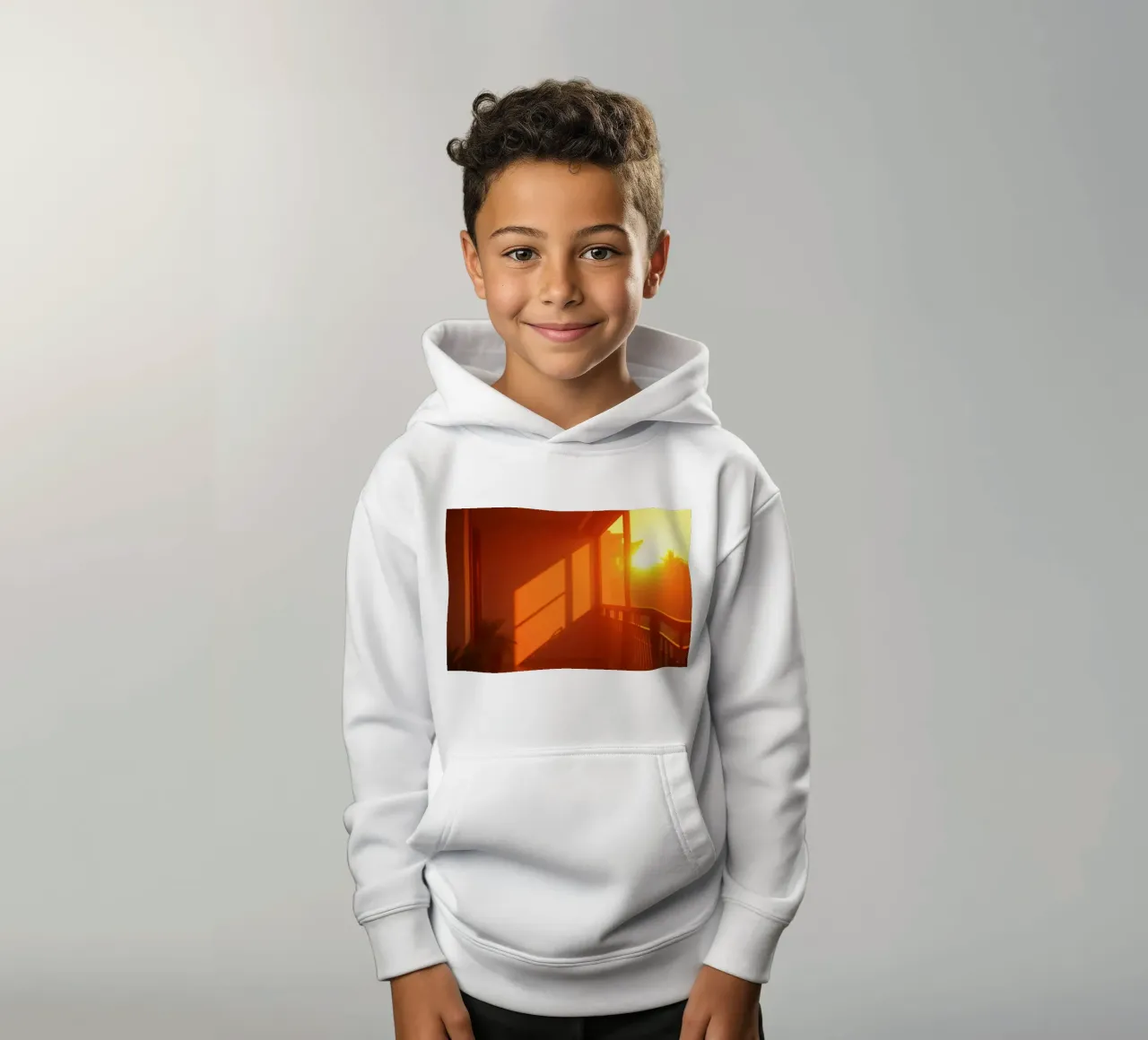 Il tramonto proietta una calda luce arancione sul balcone con le piante felpa bambino con cappuccio da DesignDoodle