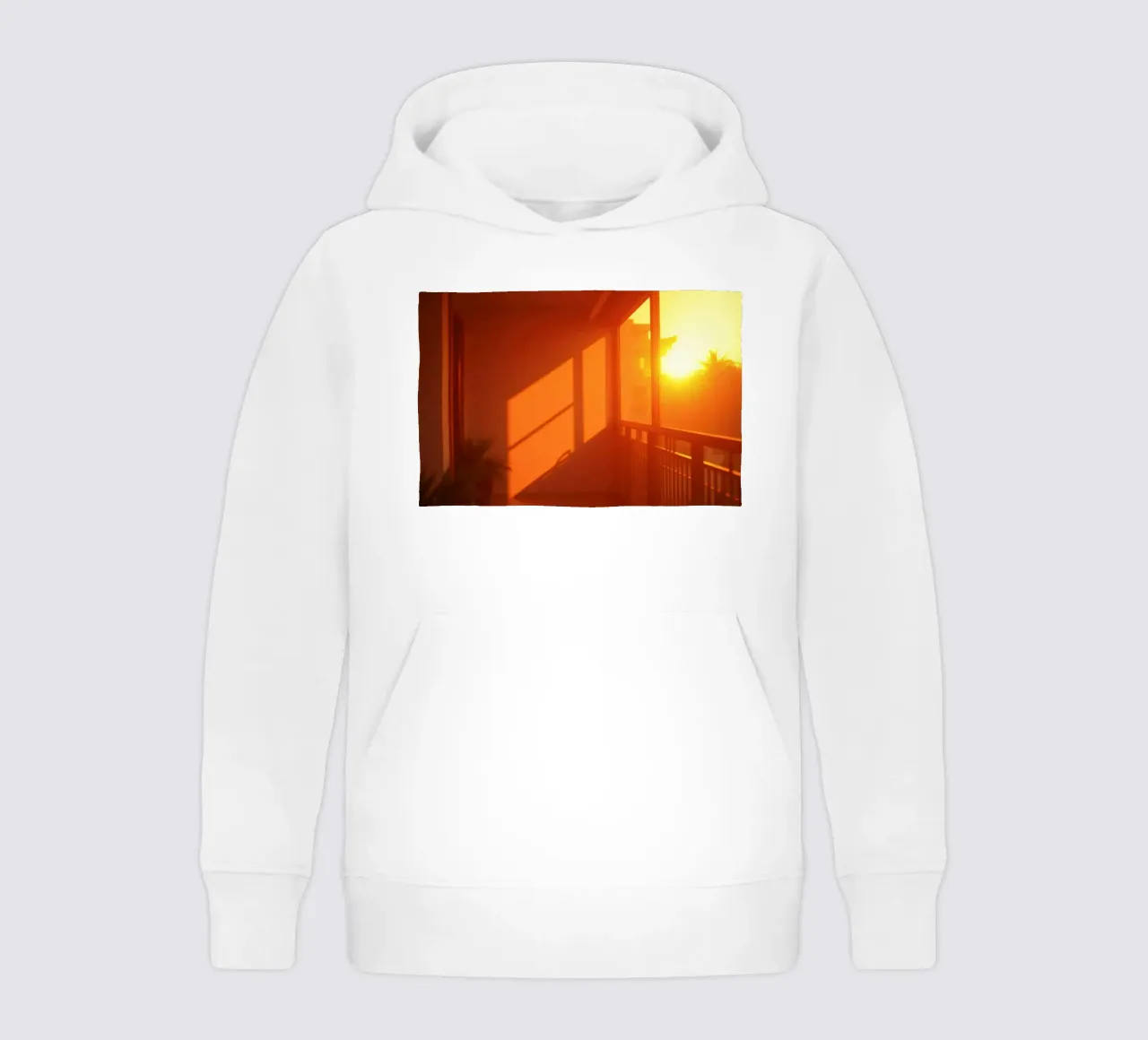 Il tramonto proietta una calda luce arancione sul balcone con le piante felpa bambino con cappuccio da DesignDoodle