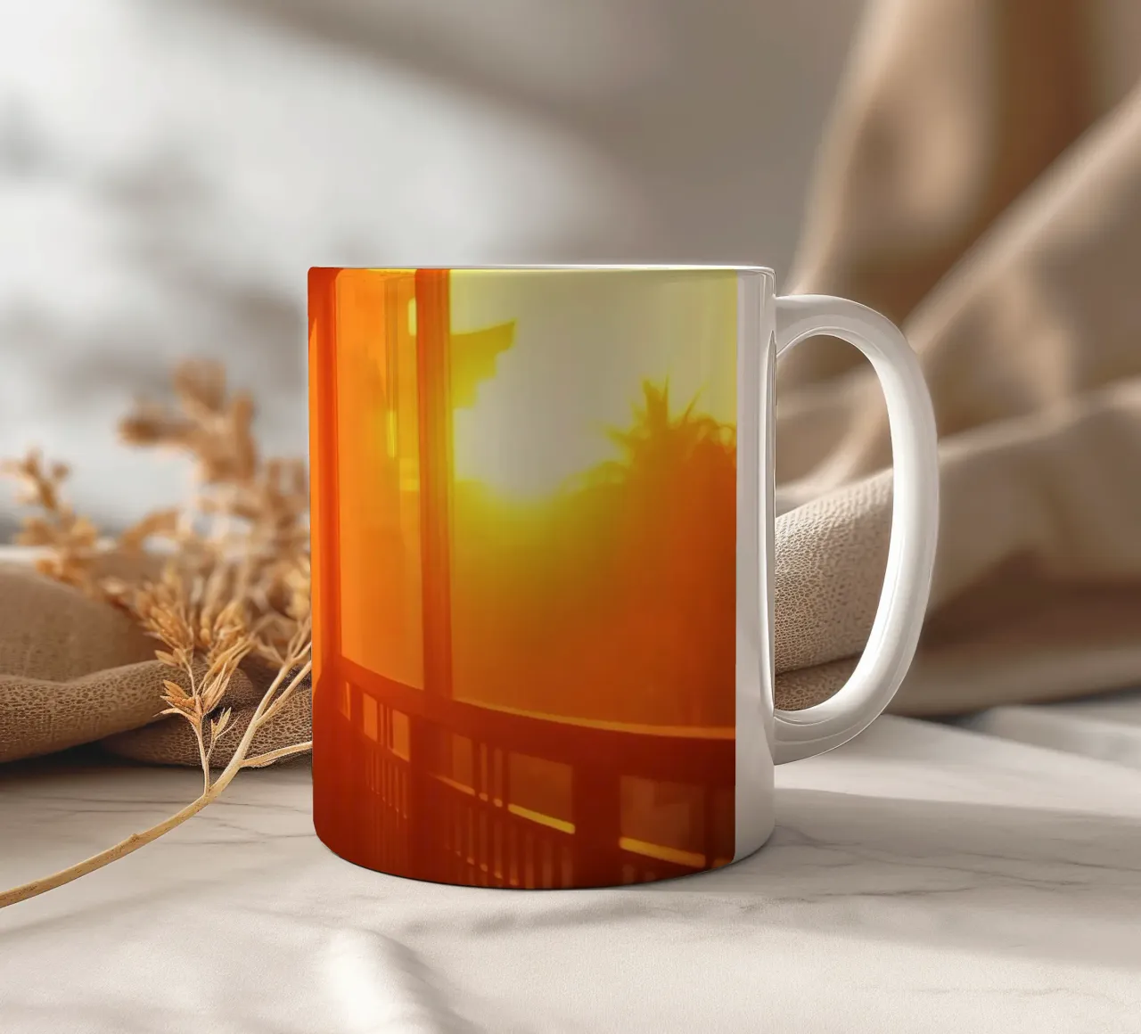 Il tramonto proietta una calda luce arancione sul balcone con le piante tazza in ceramica da DesignDoodle