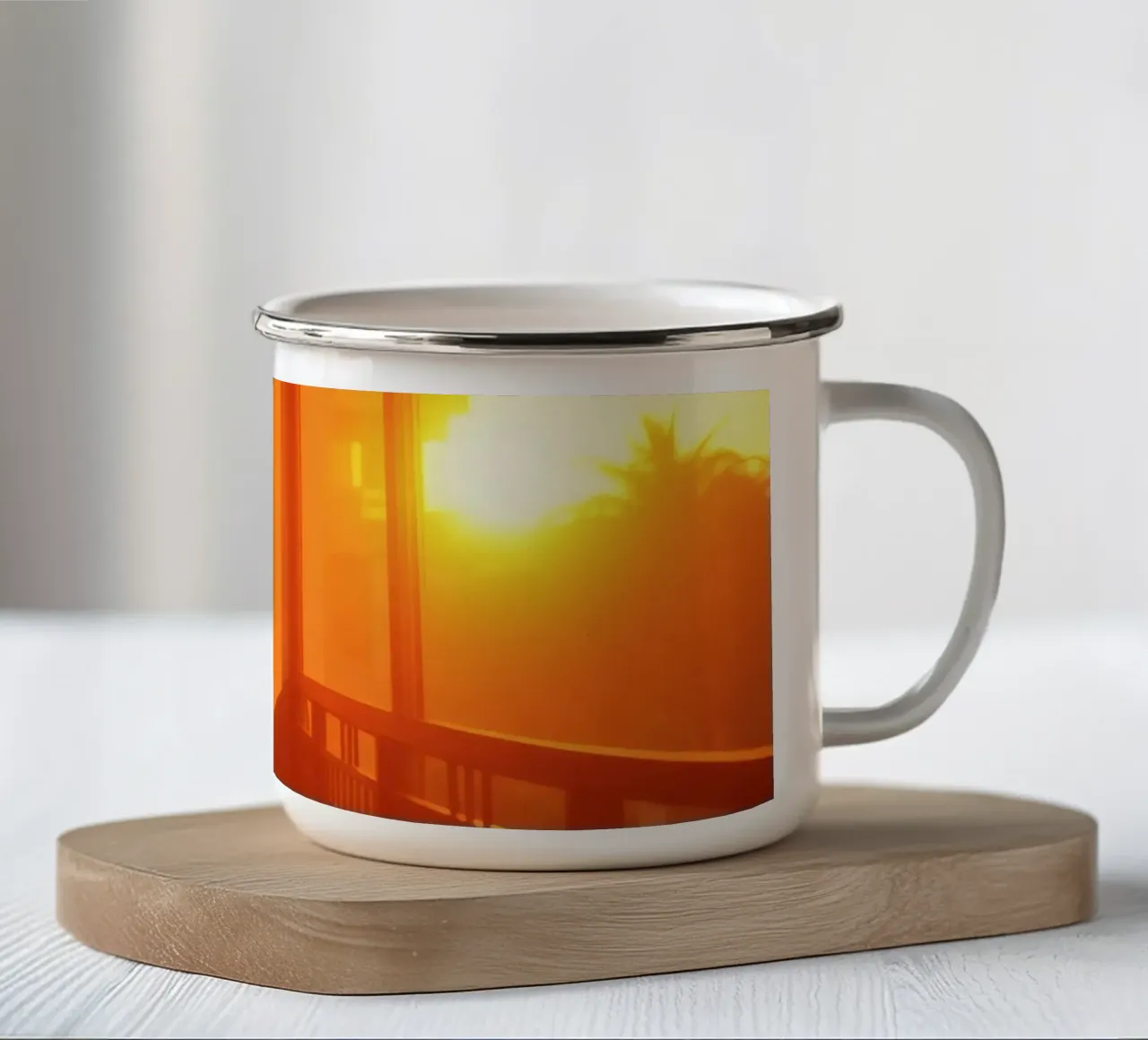 Il tramonto proietta una calda luce arancione sul balcone con le piante tazza in smalto da DesignDoodle
