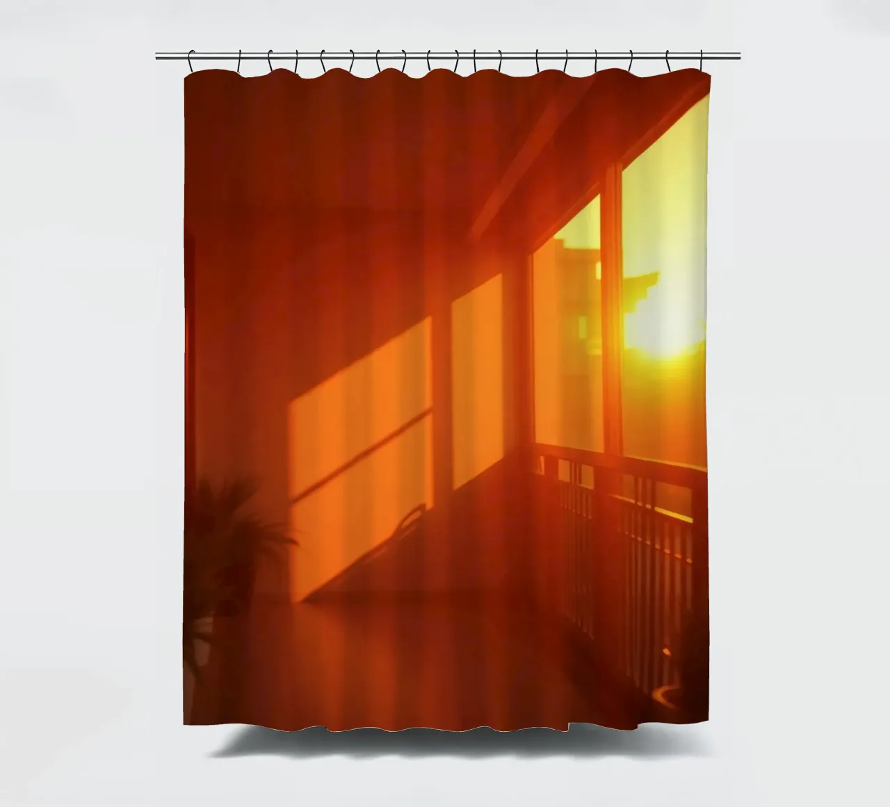 Il tramonto proietta una calda luce arancione sul balcone con le piante tenda da doccia da DesignDoodle
