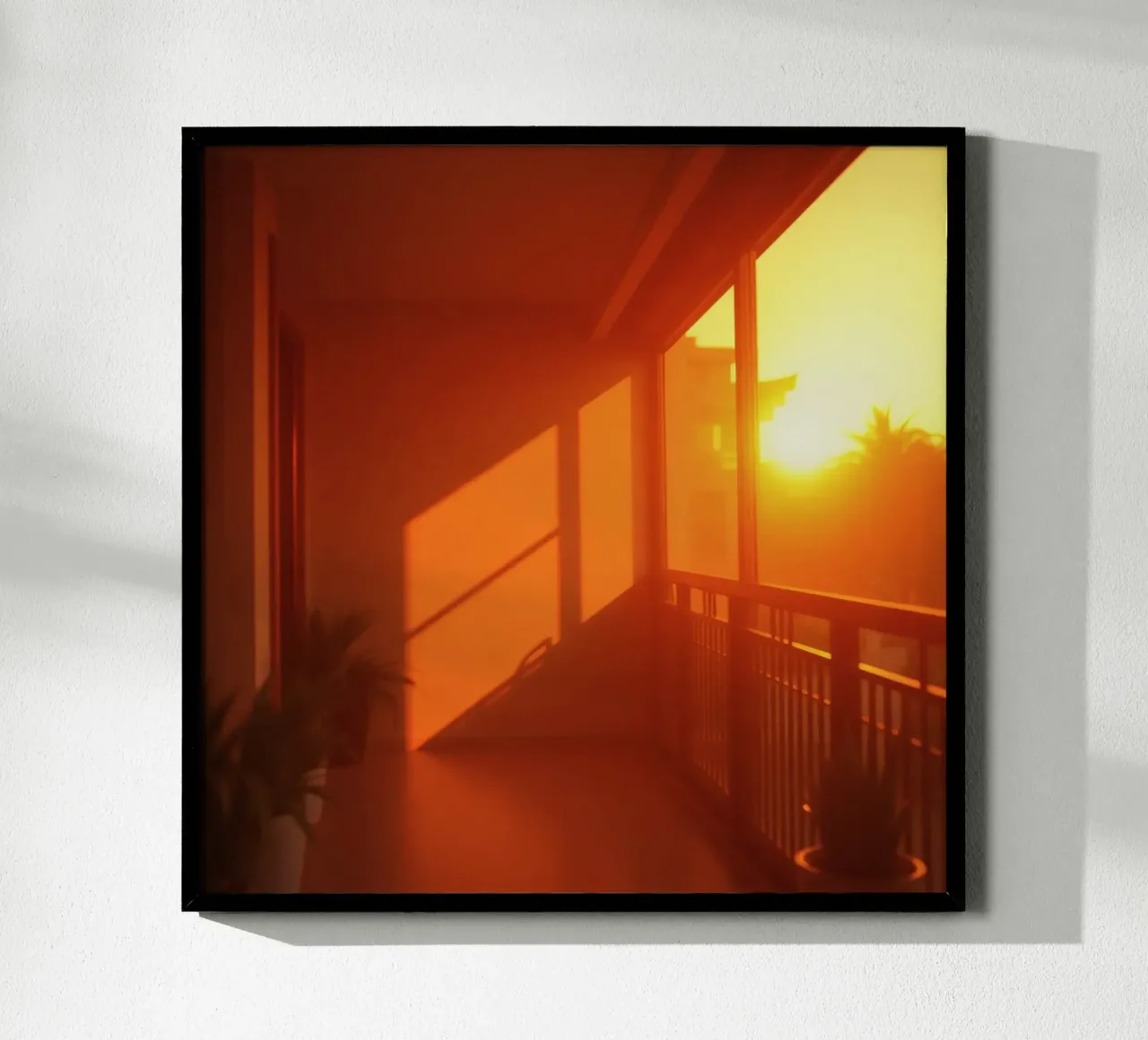 Il tramonto proietta una calda luce arancione sul balcone con le piante carta hahnemühle da DesignDoodle