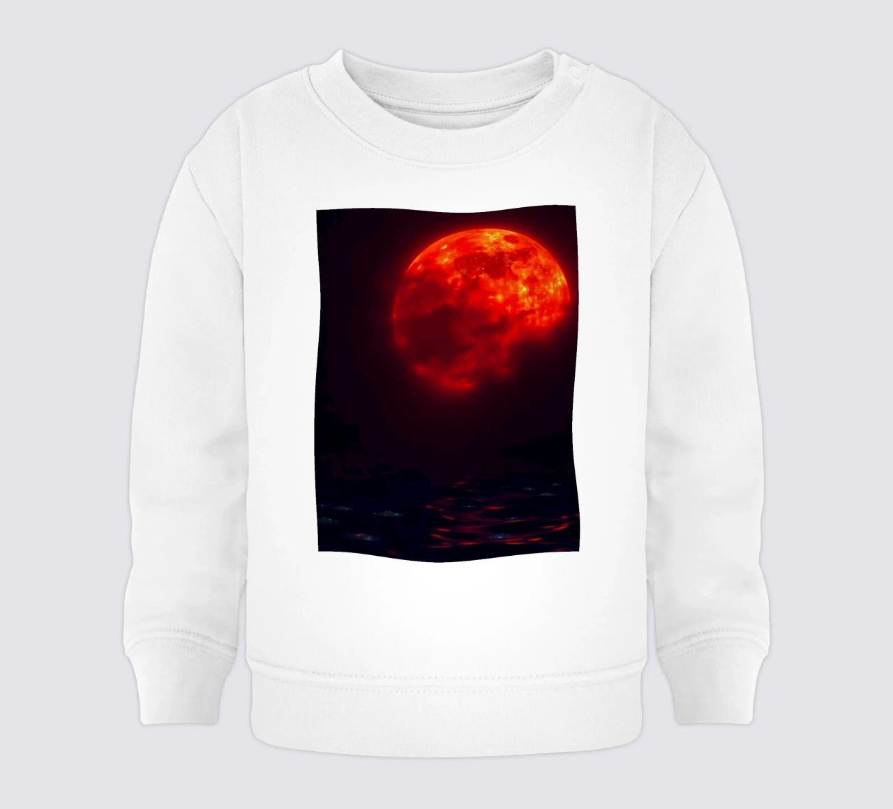 La luna si riflette sull'acqua scura durante un evento celeste felpa neonato da DesignDoodle