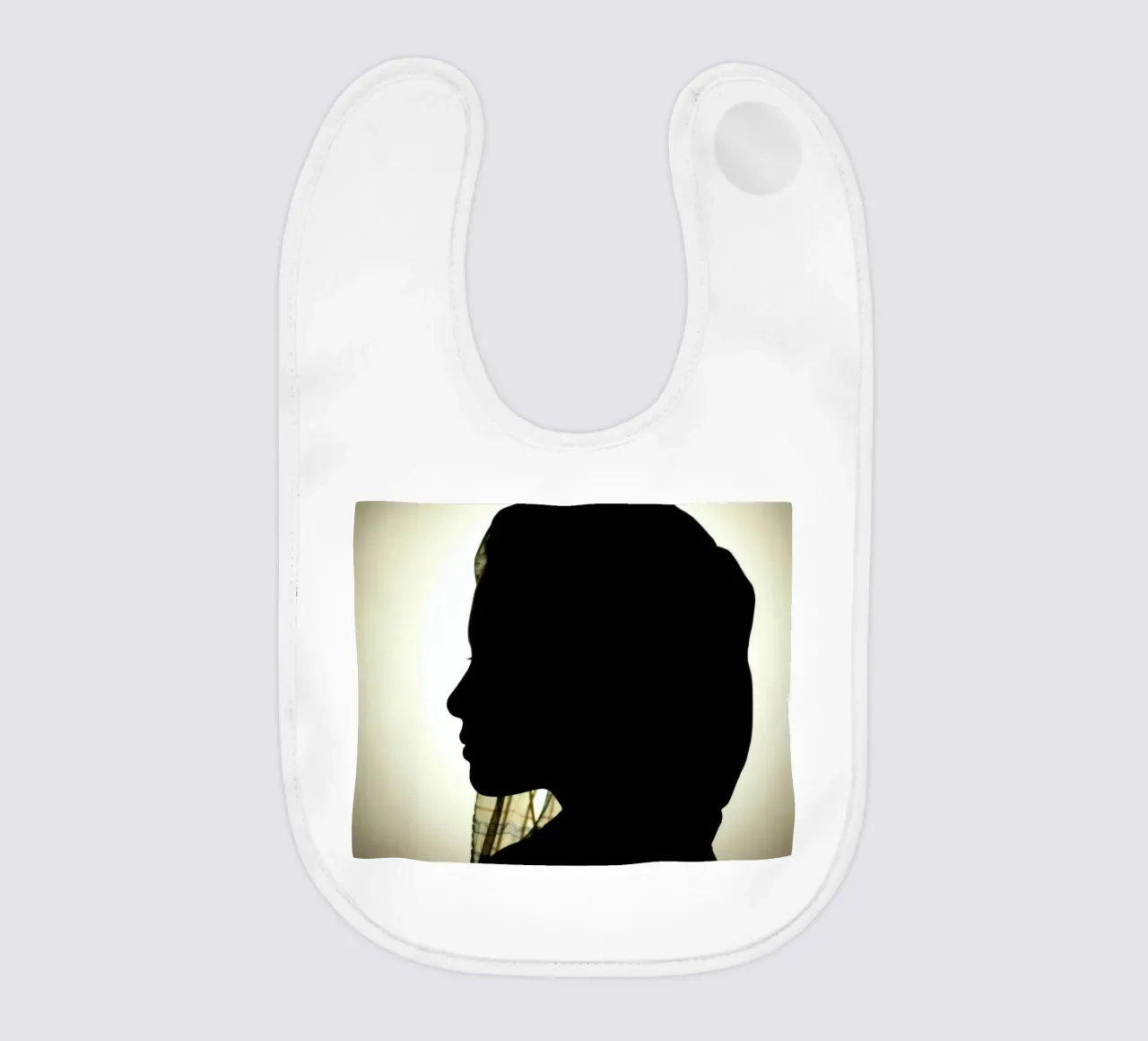 Silhouette di una donna con il foulard bavaglino da DesignDoodle