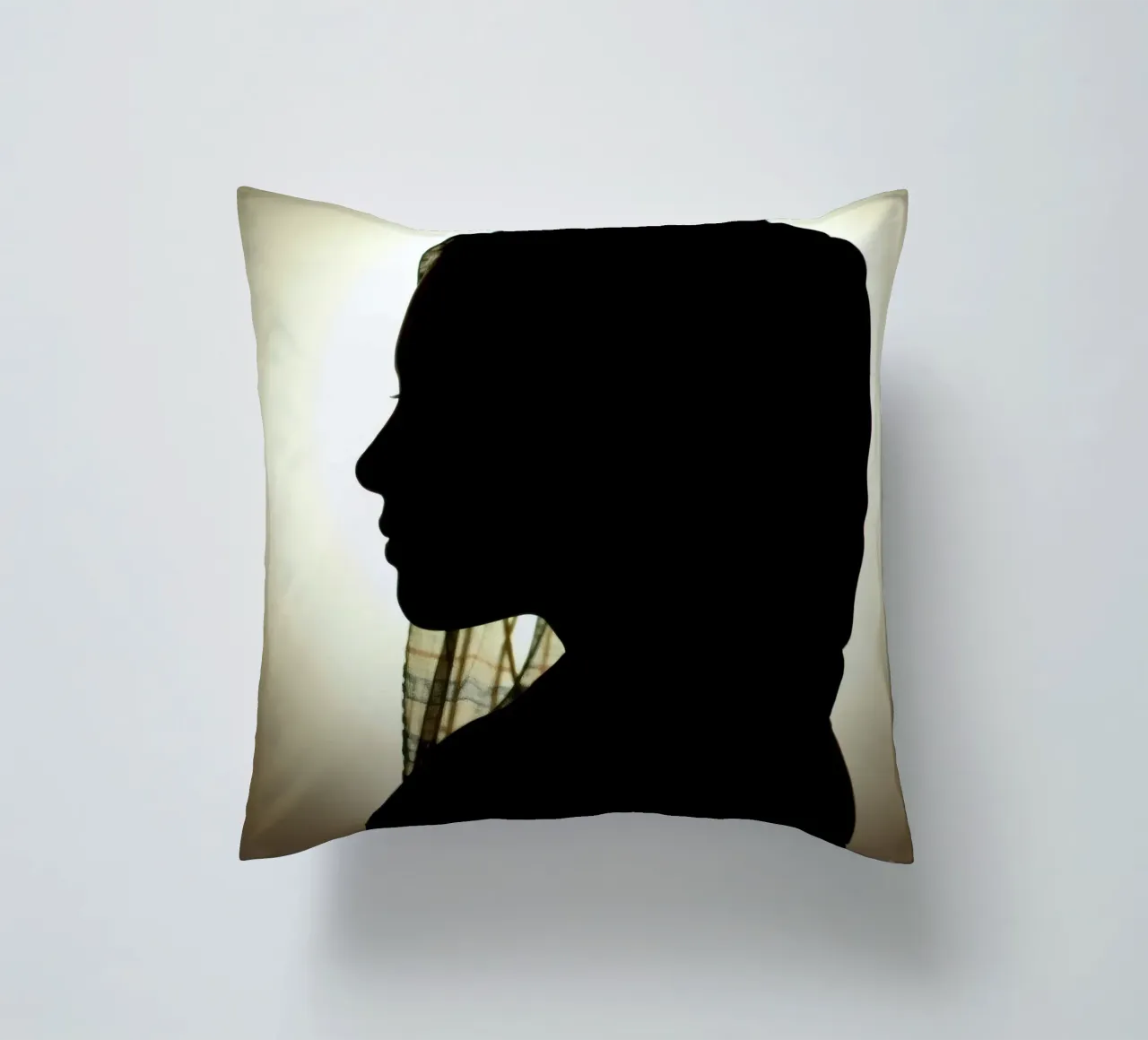 Silhouette di una donna con il foulard cuscino da DesignDoodle
