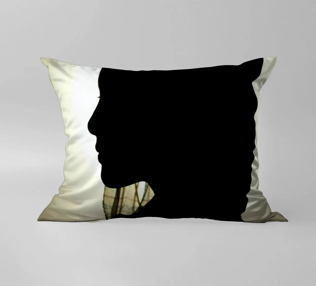 Silhouette di una donna con il foulard cuscino da DesignDoodle