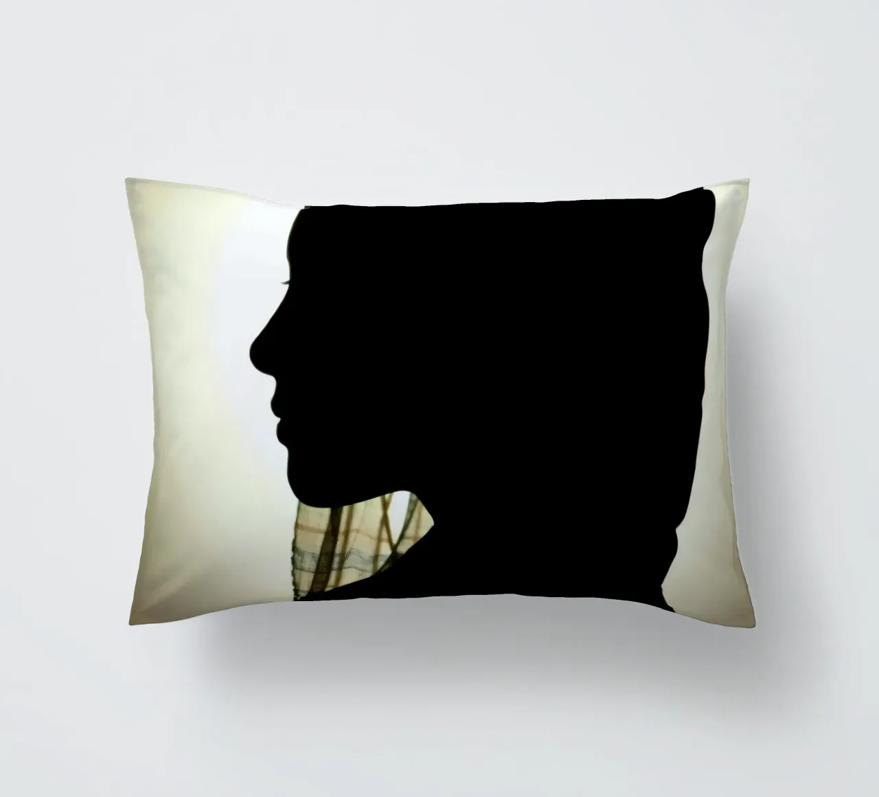 Silhouette di una donna con il foulard cuscino da DesignDoodle