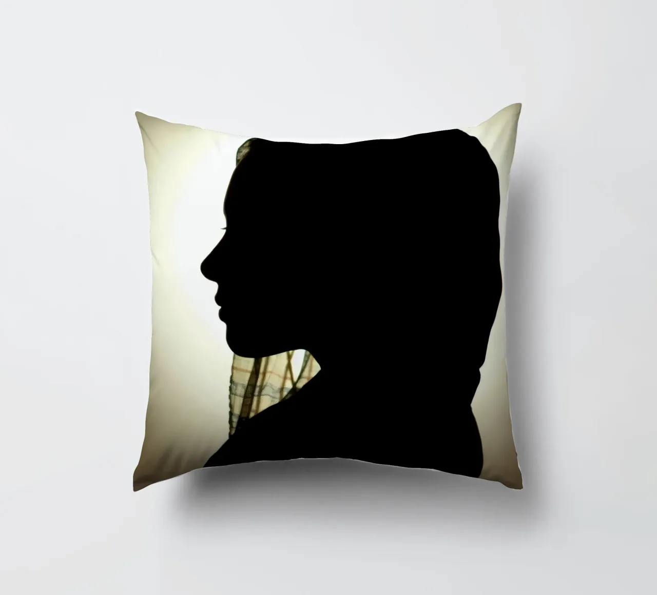 Silhouette di una donna con il foulard cuscino da DesignDoodle
