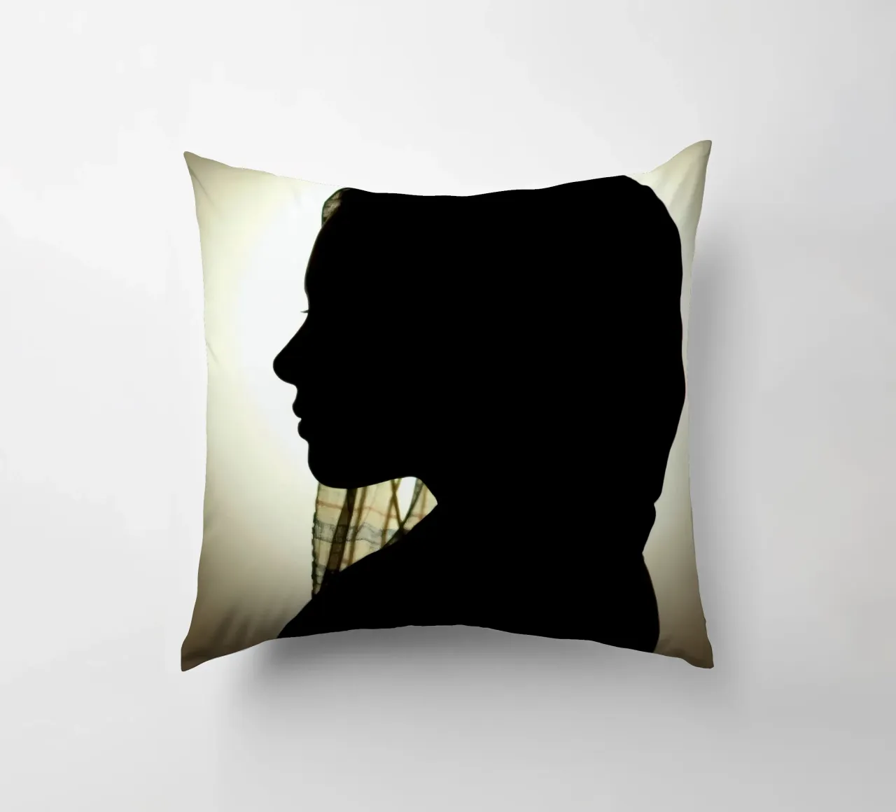 Silhouette di una donna con il foulard cuscino da DesignDoodle