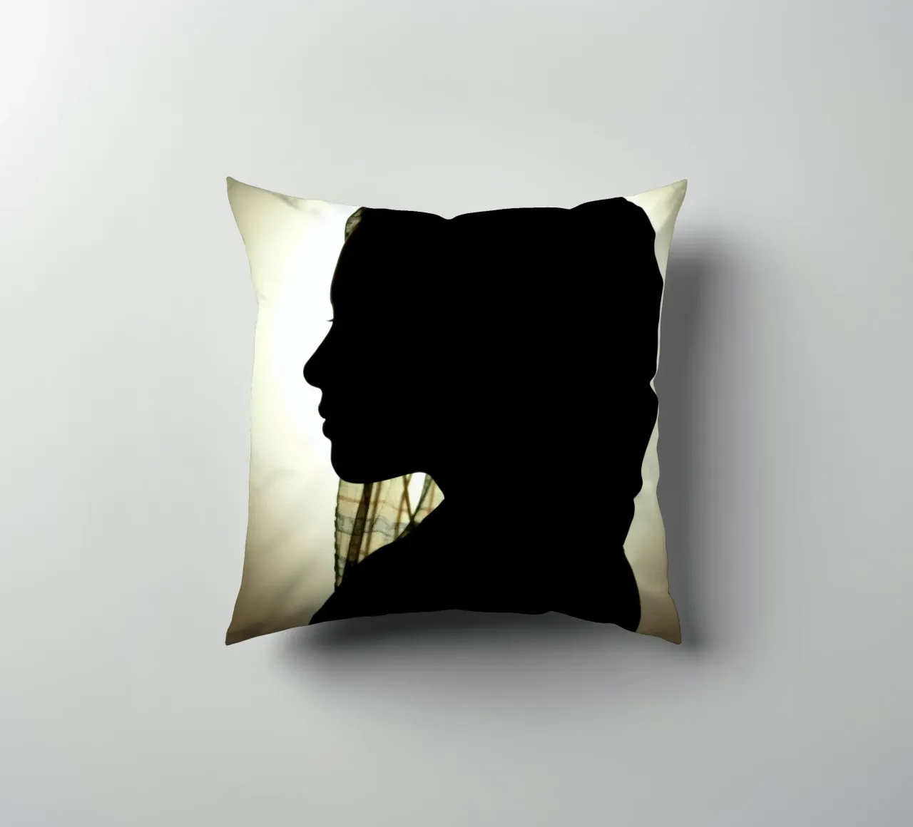 Silhouette di una donna con il foulard cuscino da DesignDoodle