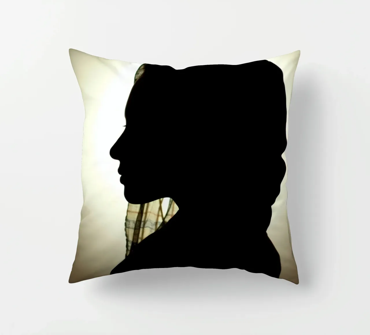 Silhouette di una donna con il foulard cuscino da DesignDoodle