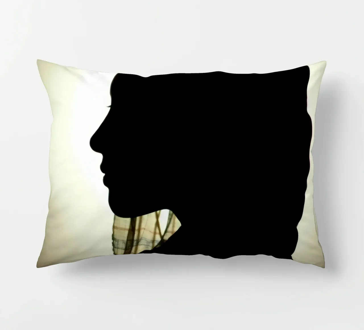Silhouette di una donna con il foulard cuscino da DesignDoodle