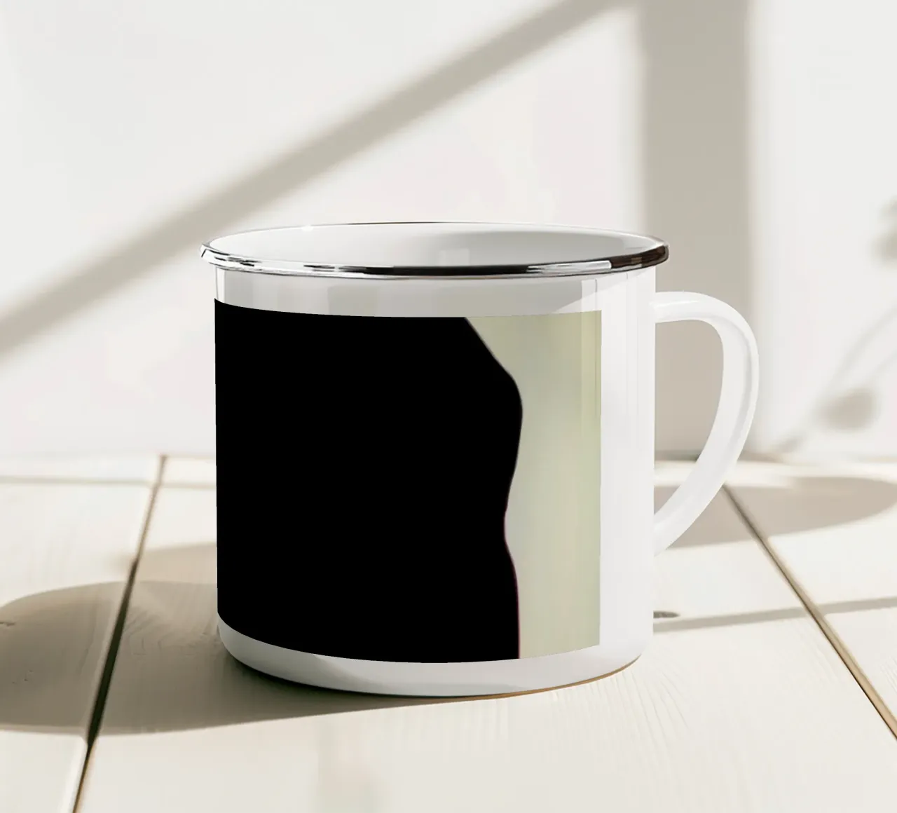Silhouette di una donna con il foulard tazza in smalto da DesignDoodle