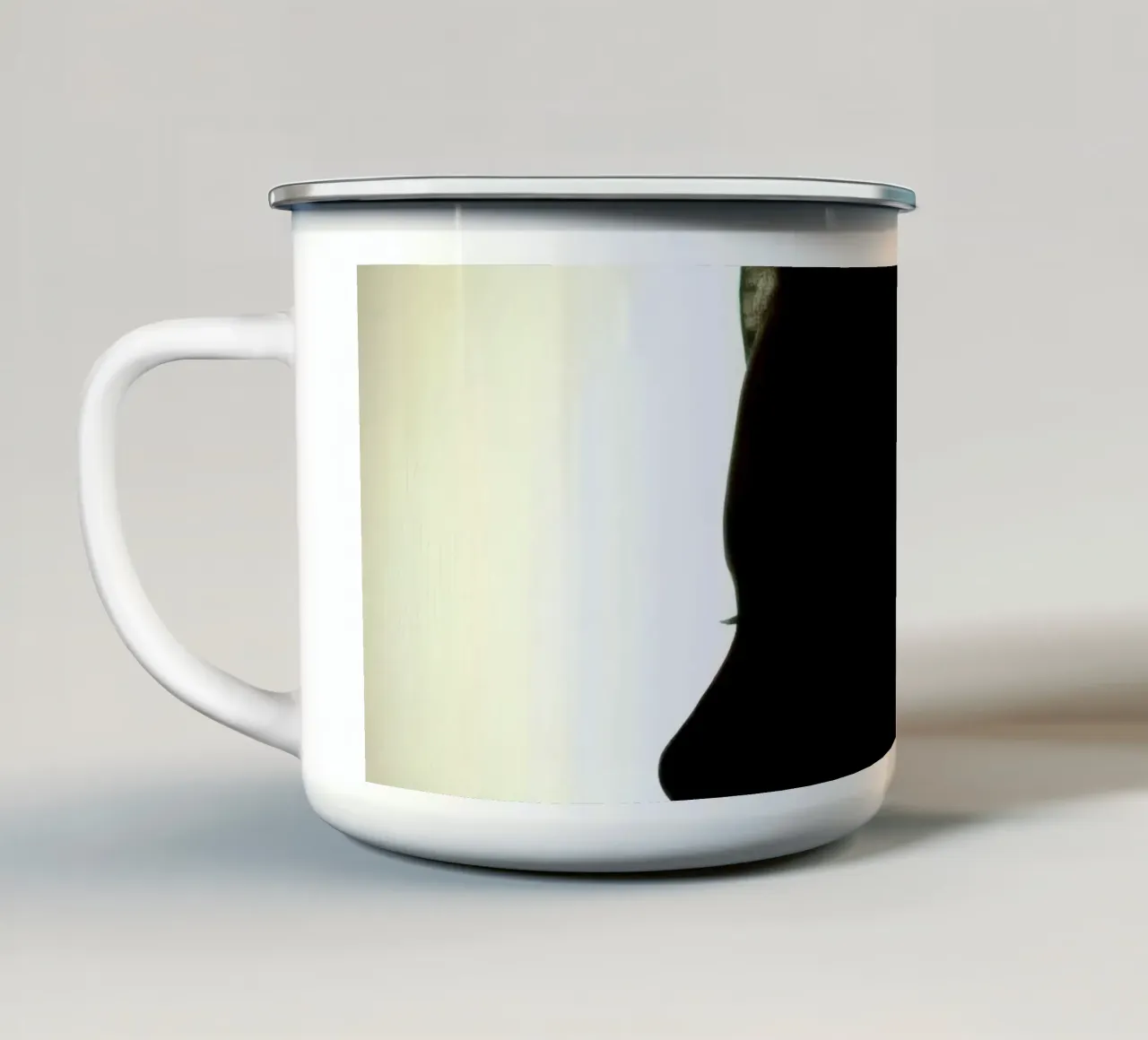Silhouette di una donna con il foulard tazza in smalto da DesignDoodle