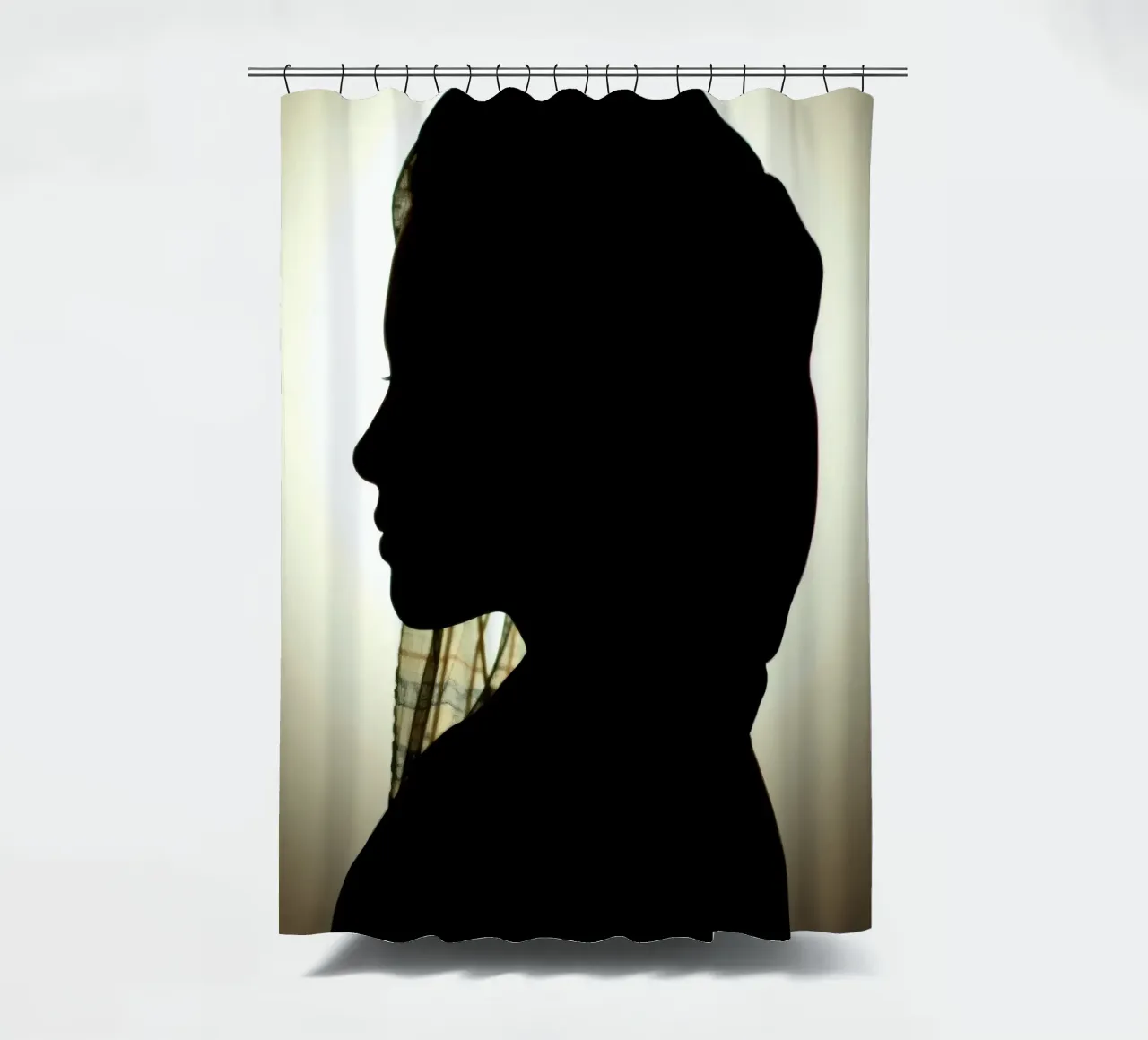 Silhouette di una donna con il foulard tenda da doccia da DesignDoodle