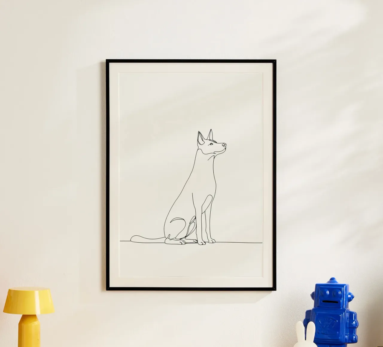 Dessin au trait minimaliste d'un chien assis | Abstrait moderne poster avec cadre en bois de Viv Line Art