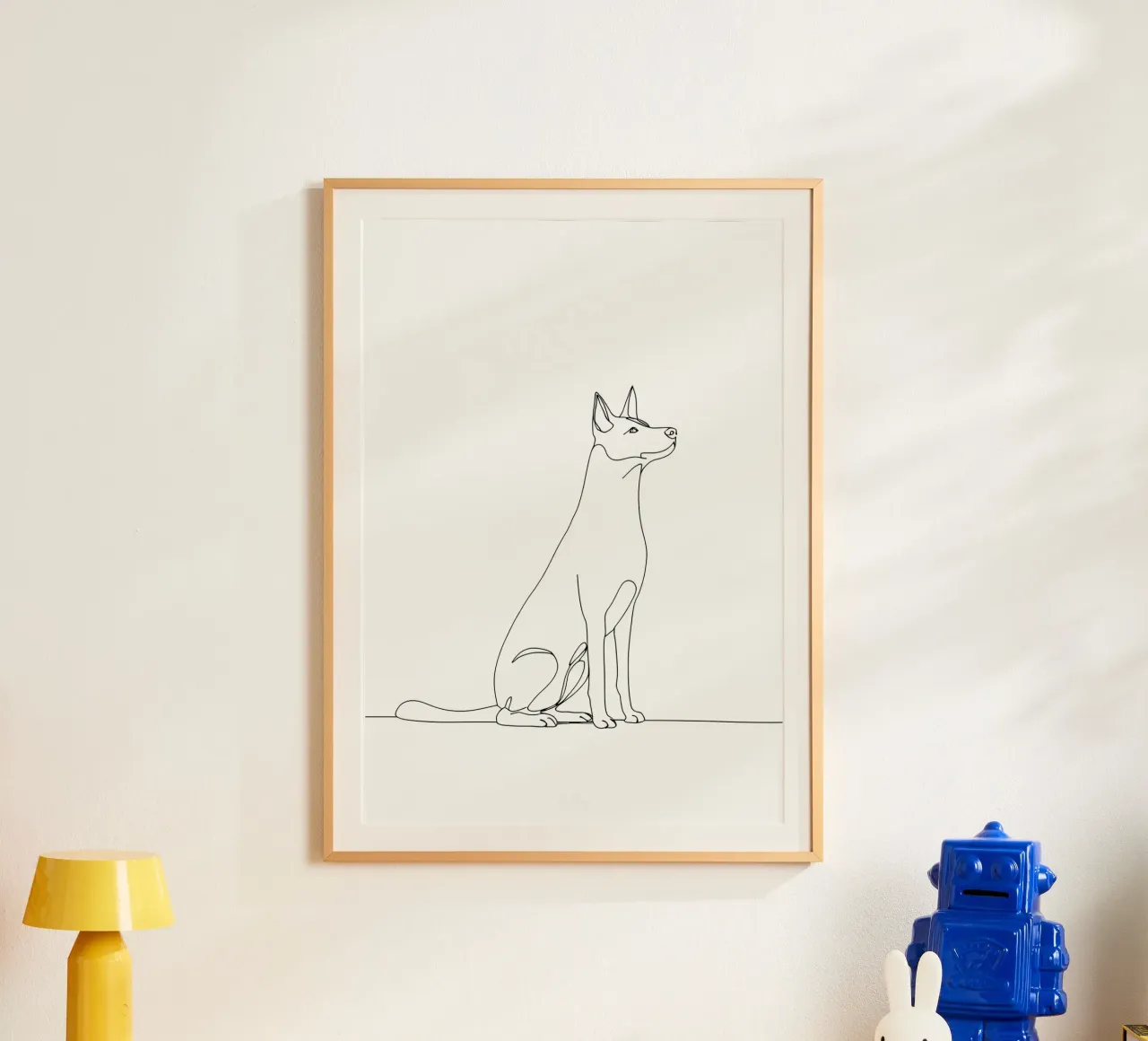 Dessin au trait minimaliste d'un chien assis | Abstrait moderne poster avec cadre en bois de Viv Line Art